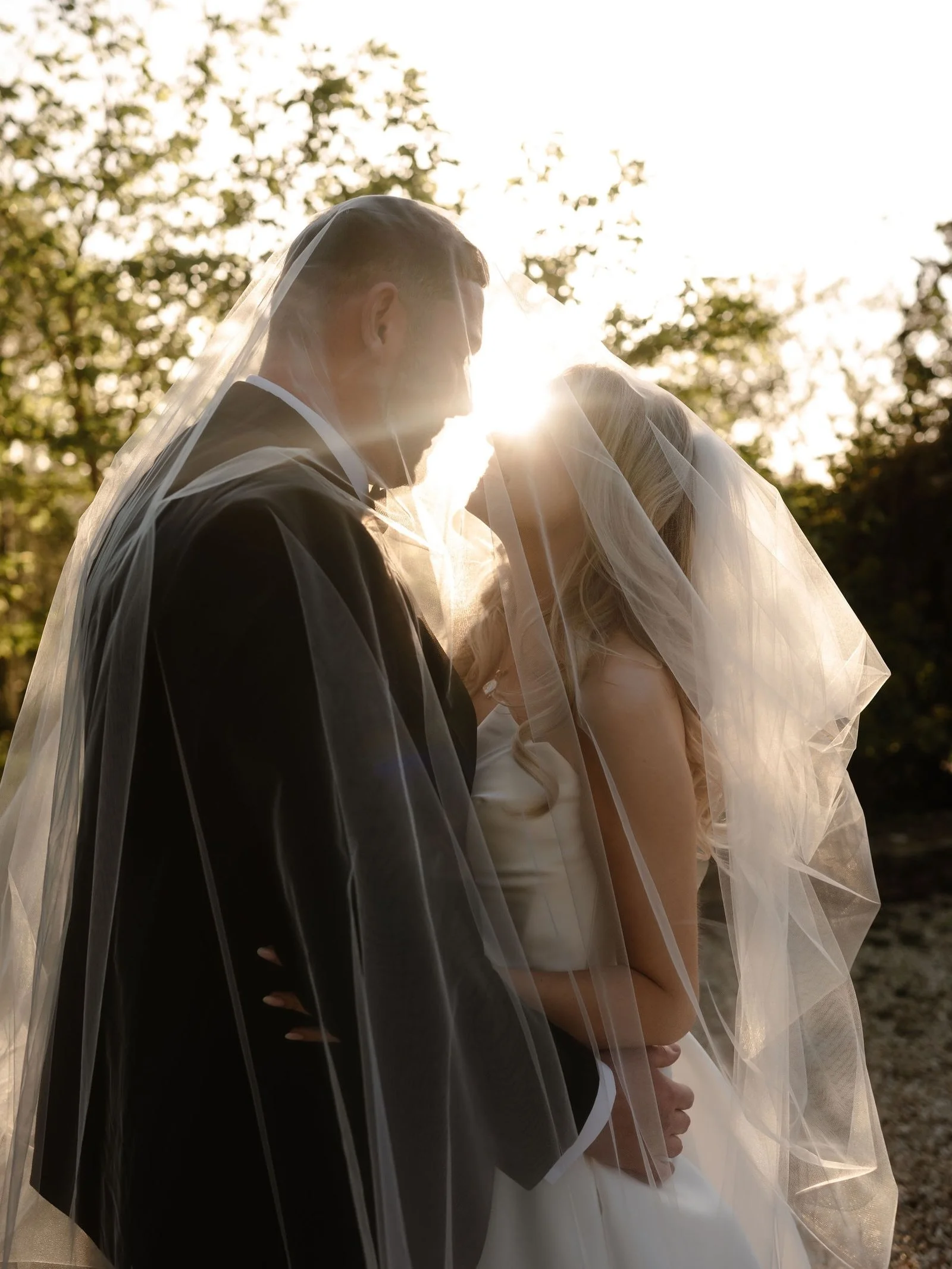 Millie + Louis 🥰🤍

Dress @elizabethannebridal 
Caterers @orchardcatering 
Tux @clifton_suits 
Hair stylist- @andrealuellahair 
Florist- @theflowerhuttetbury 
Rings- @cliftonvillagejewellers 
Venue- @thegreattythebarn 
DJ- @dj.funky.t 
Saxophonist- 