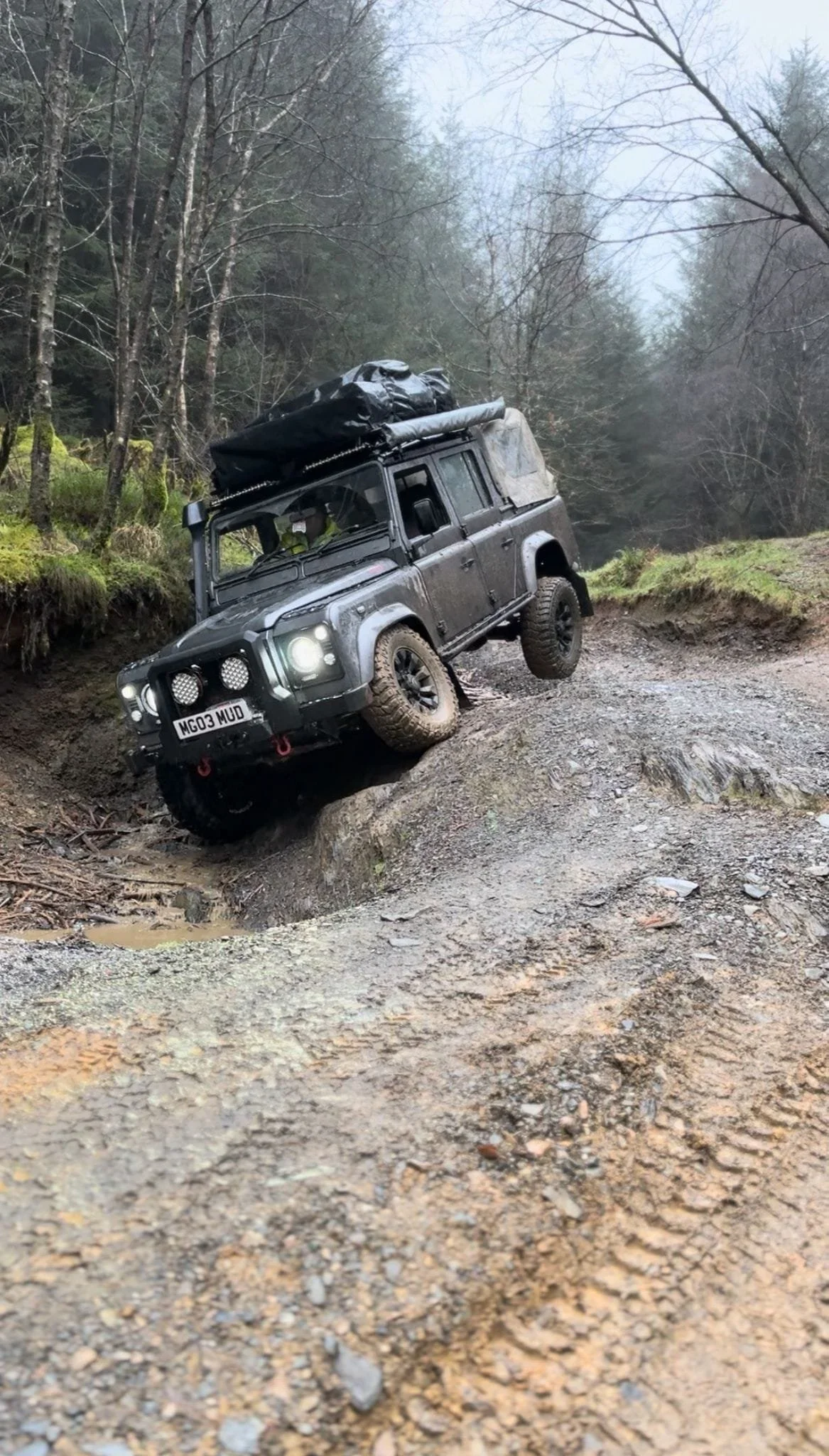 defender-110-flat-rack-crew-cab-mcb4x4-70.webp