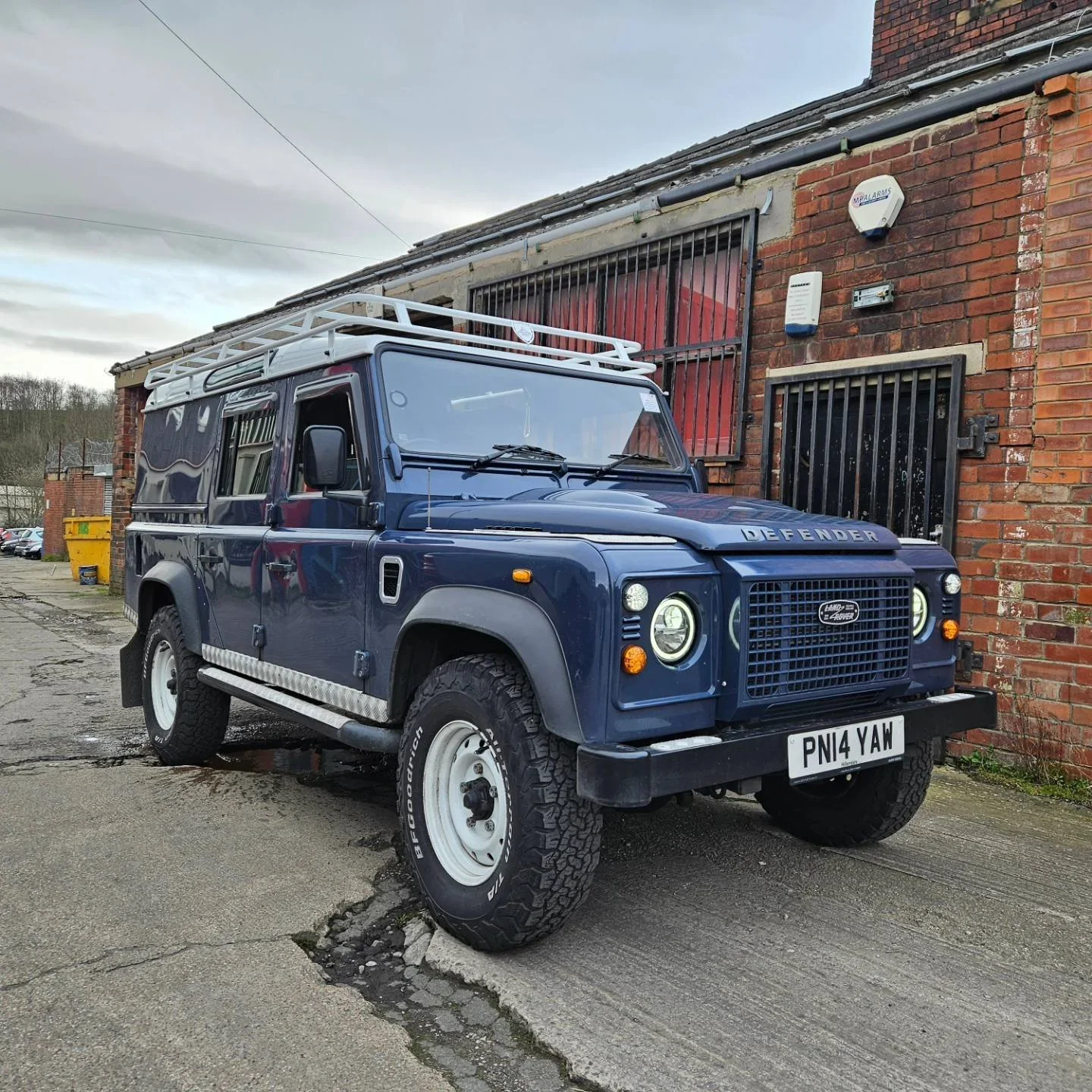 defender-110-flat-rack-mcb4x4-78.webp