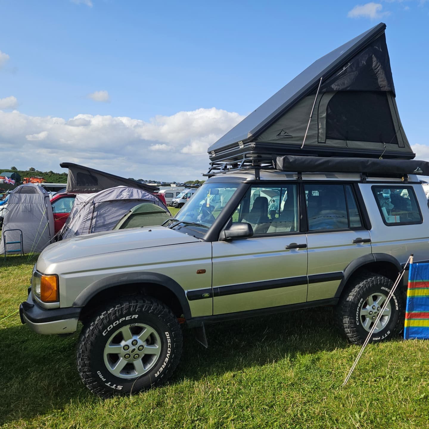 Currently at Leeds fest and seen one of our racks getting used as it should 😃
#rooftent #roofrack #landrover #discovery #mcb4x4