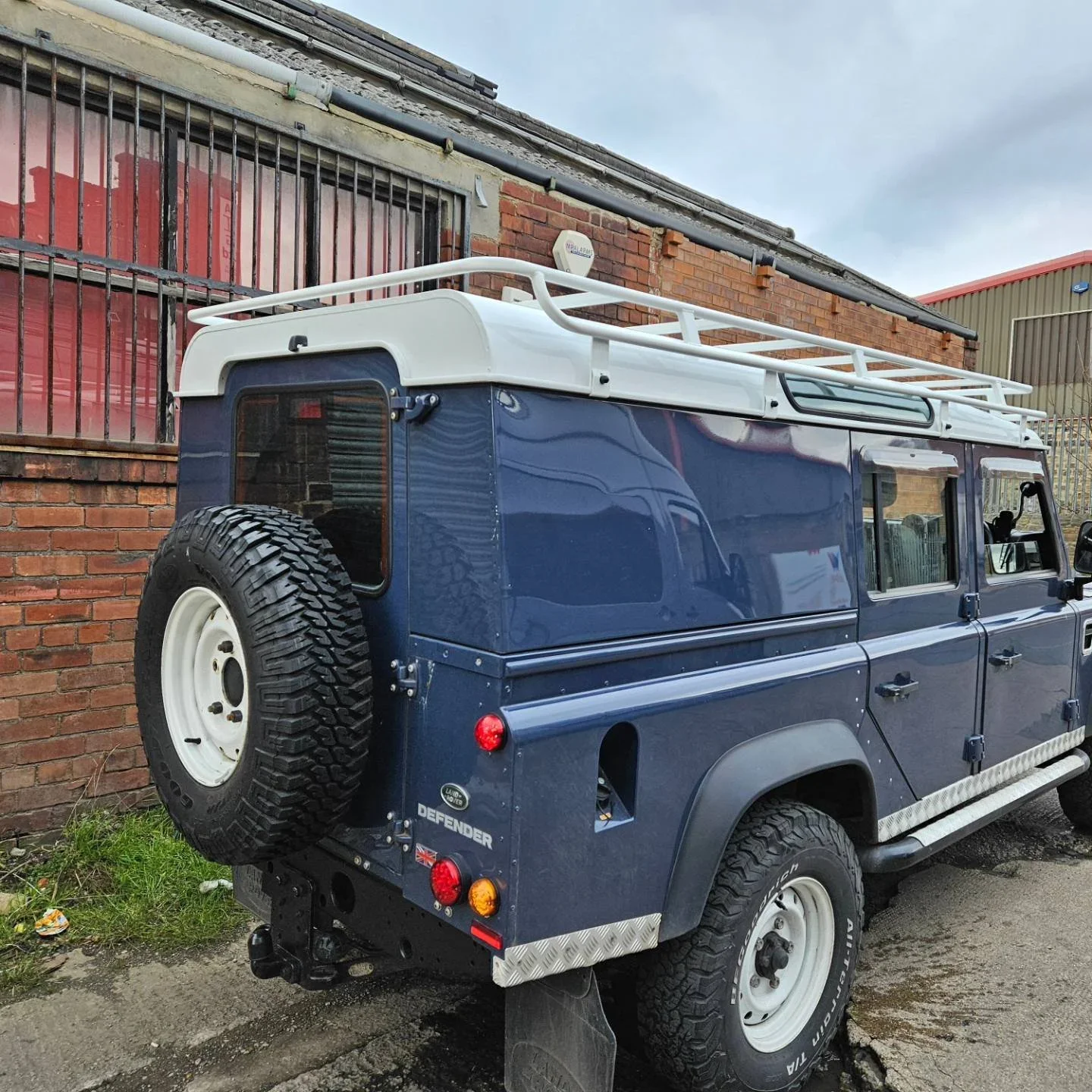 defender-110-flat-rack-mcb4x4-79.webp