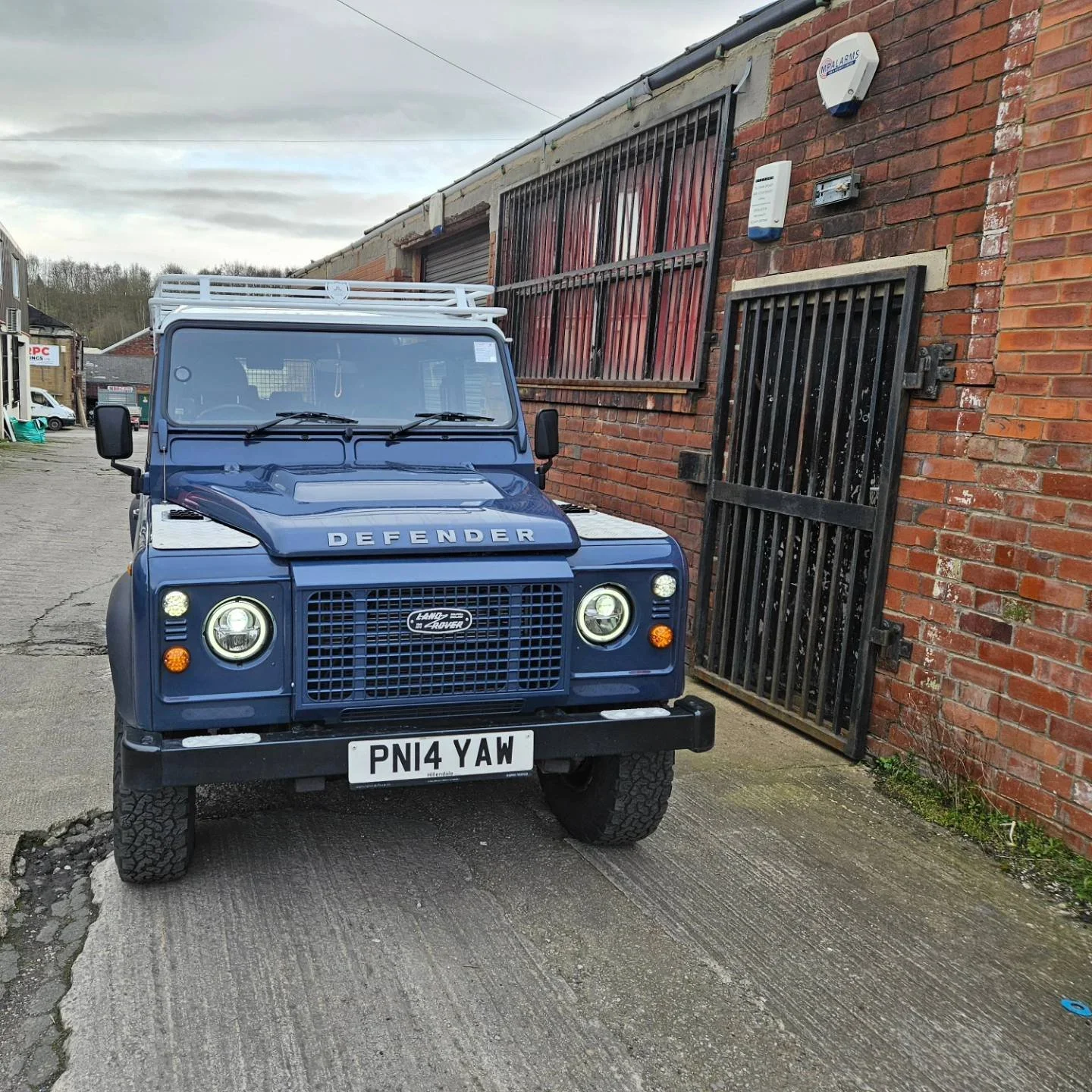 defender-110-flat-rack-mcb4x4-81.webp