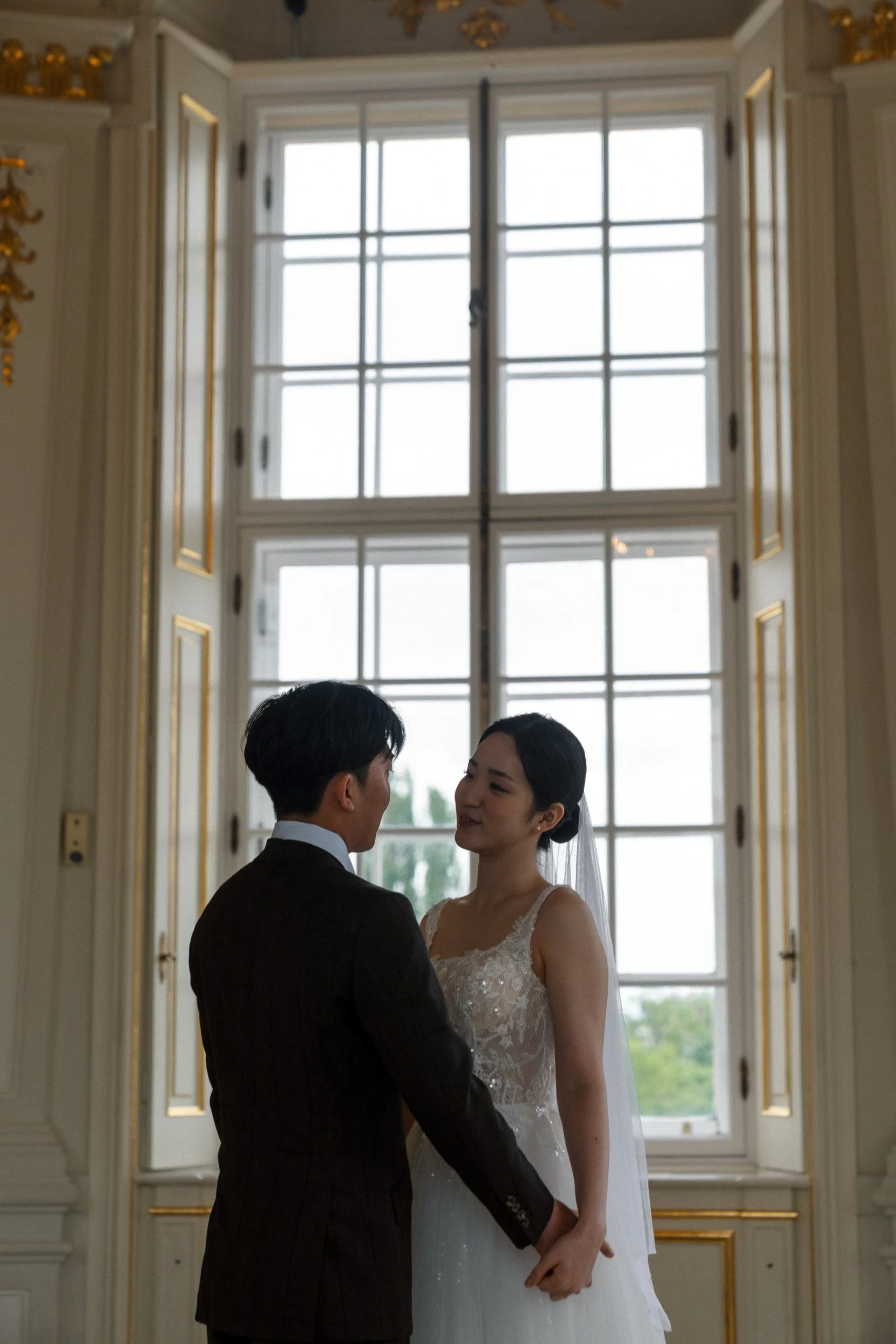 Asian couple portraits Belvedere Palace interior Vienna elopement Fine Events Vienna