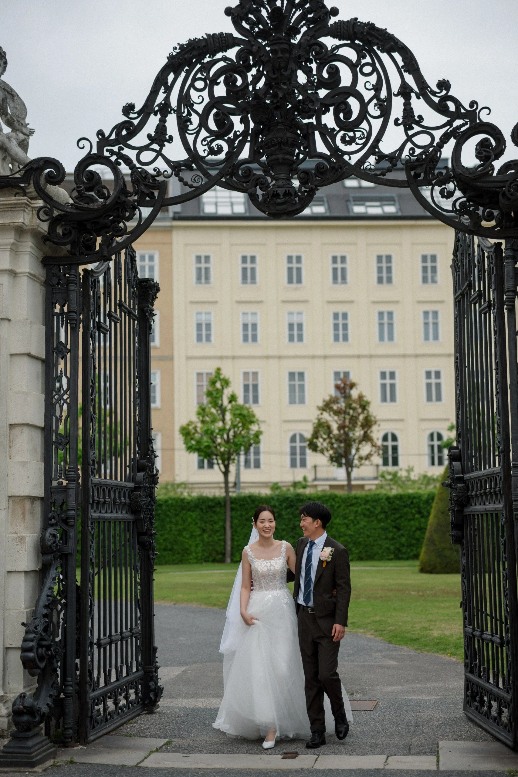 Elegant bride and groom Belvedere gardens Vienna elopement Fine Events Vienna