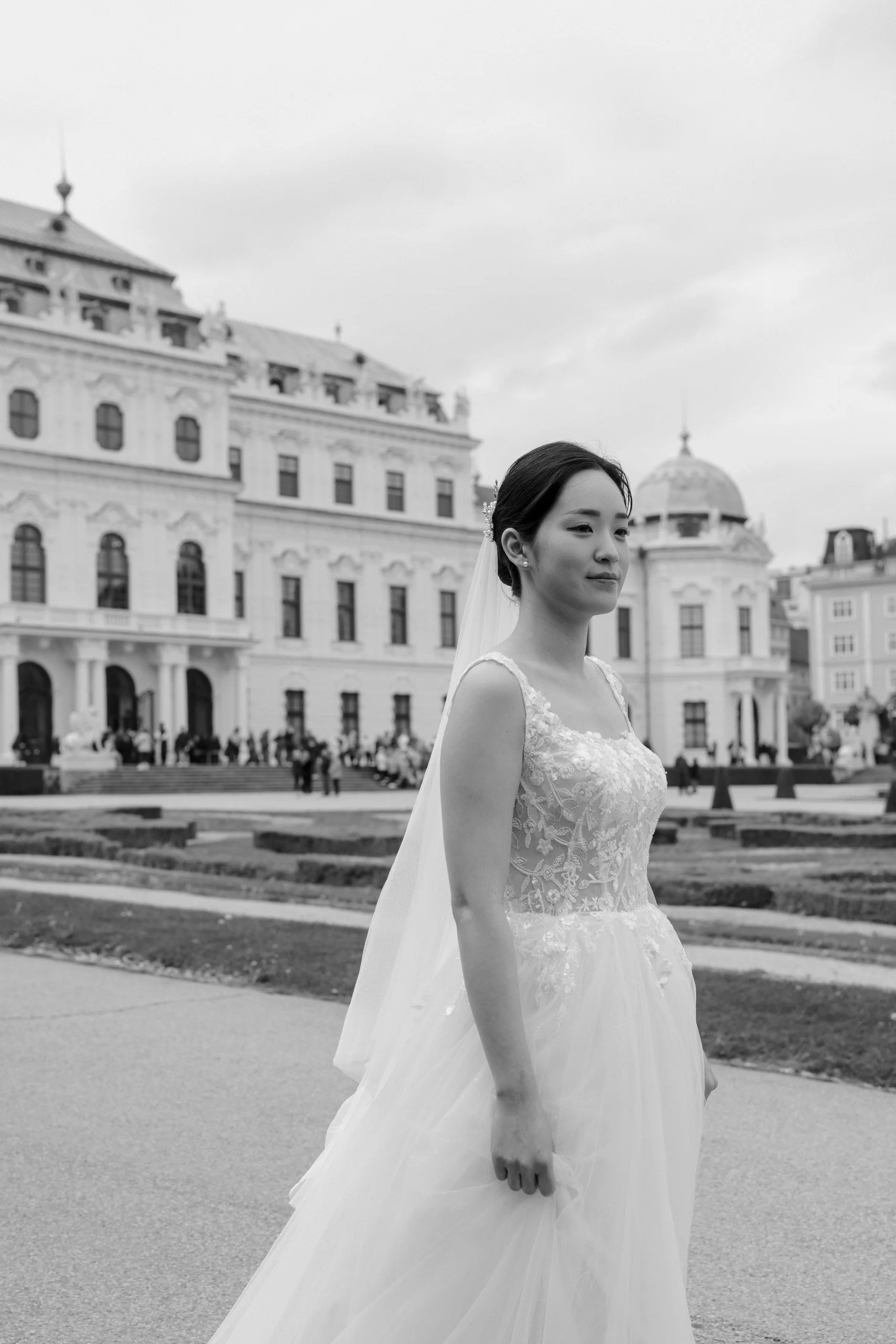 Korean bride outdoor portraits Belvedere Palace Vienna elopement Fine Events Vienna