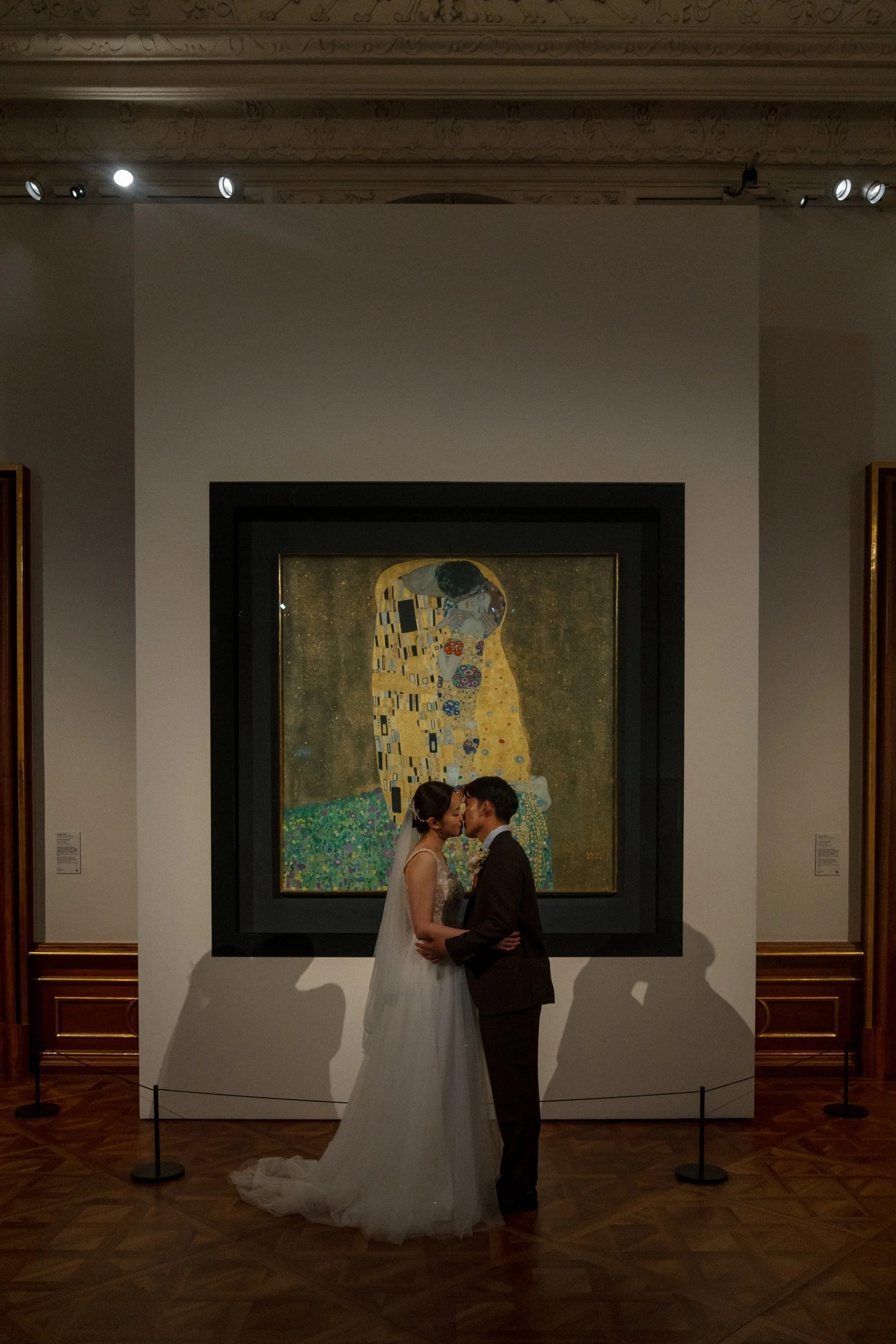 Intimate couple portraits Der Kuss Belvedere Palace indoor Vienna Fine Events Vienna