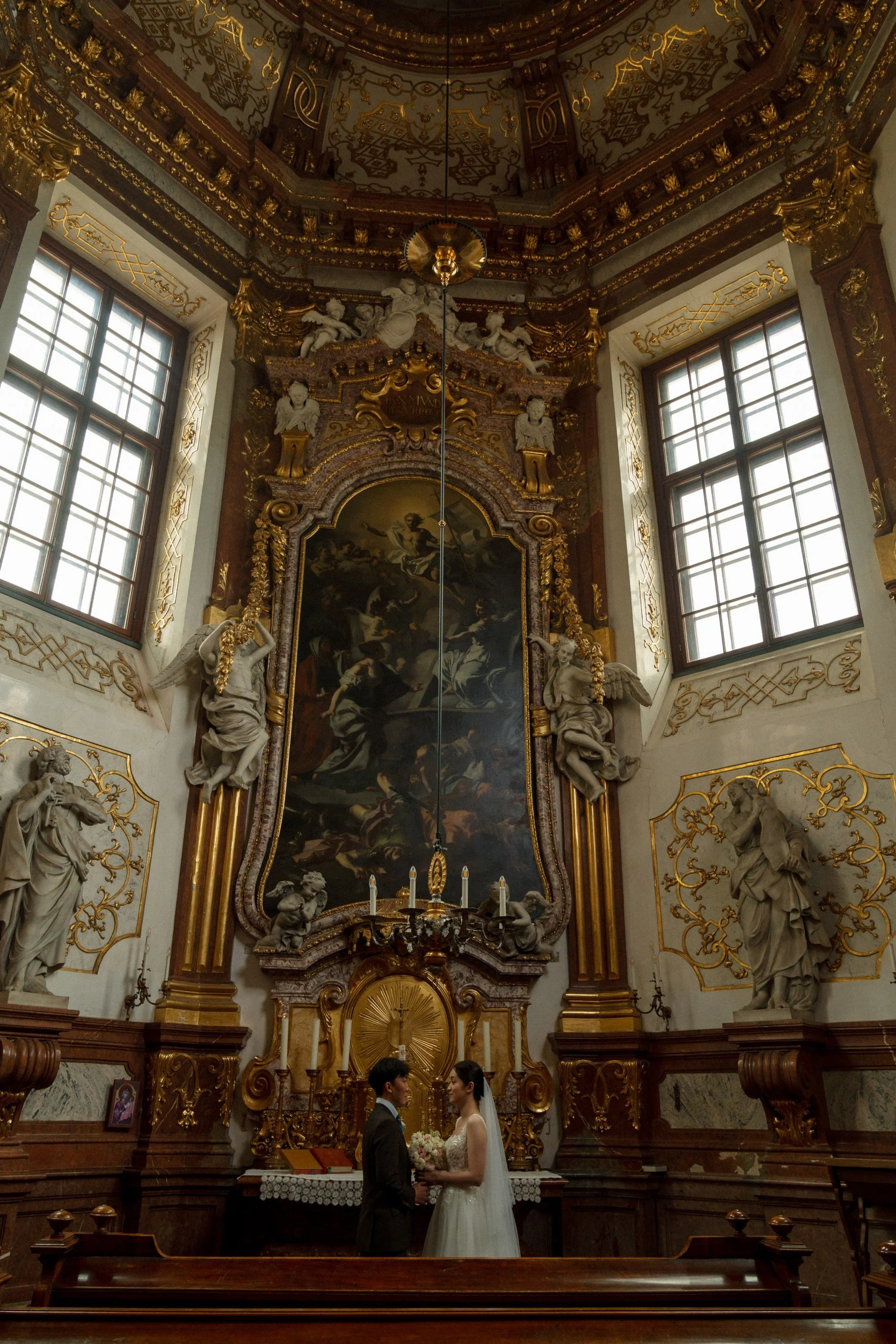 Romantic couple Belvedere Palace indoor Vienna wedding Fine Events Vienna