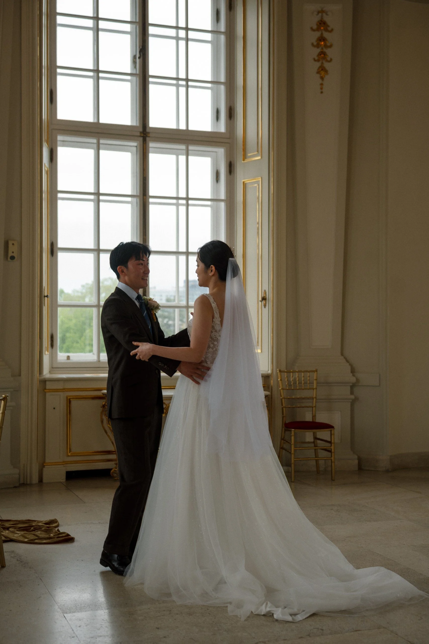 Wedding couple Belvedere Palace interior Vienna elopement Fine Events Vienna