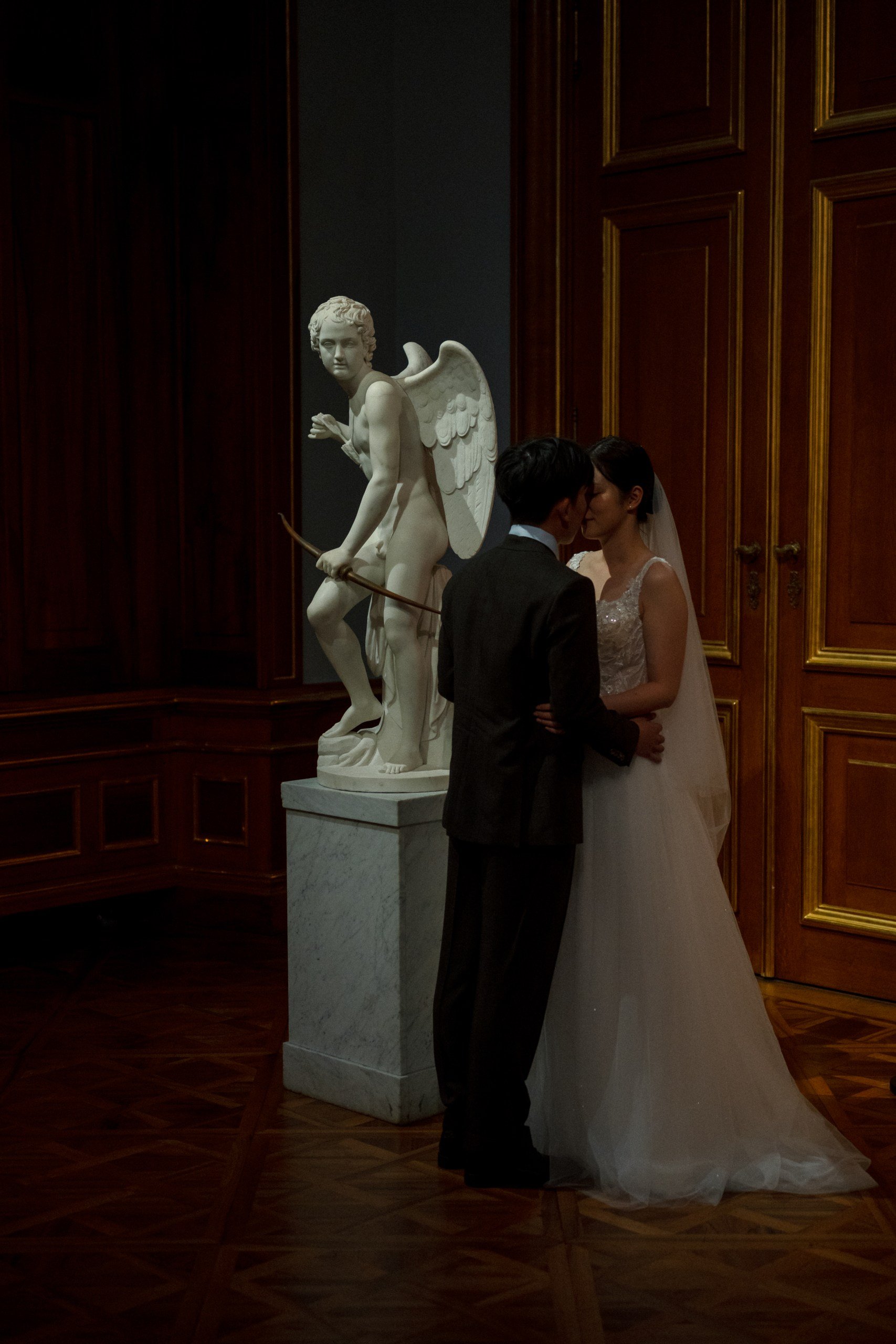 Intimate couple portraits Belvedere Palace indoor Vienna Fine Events Vienna