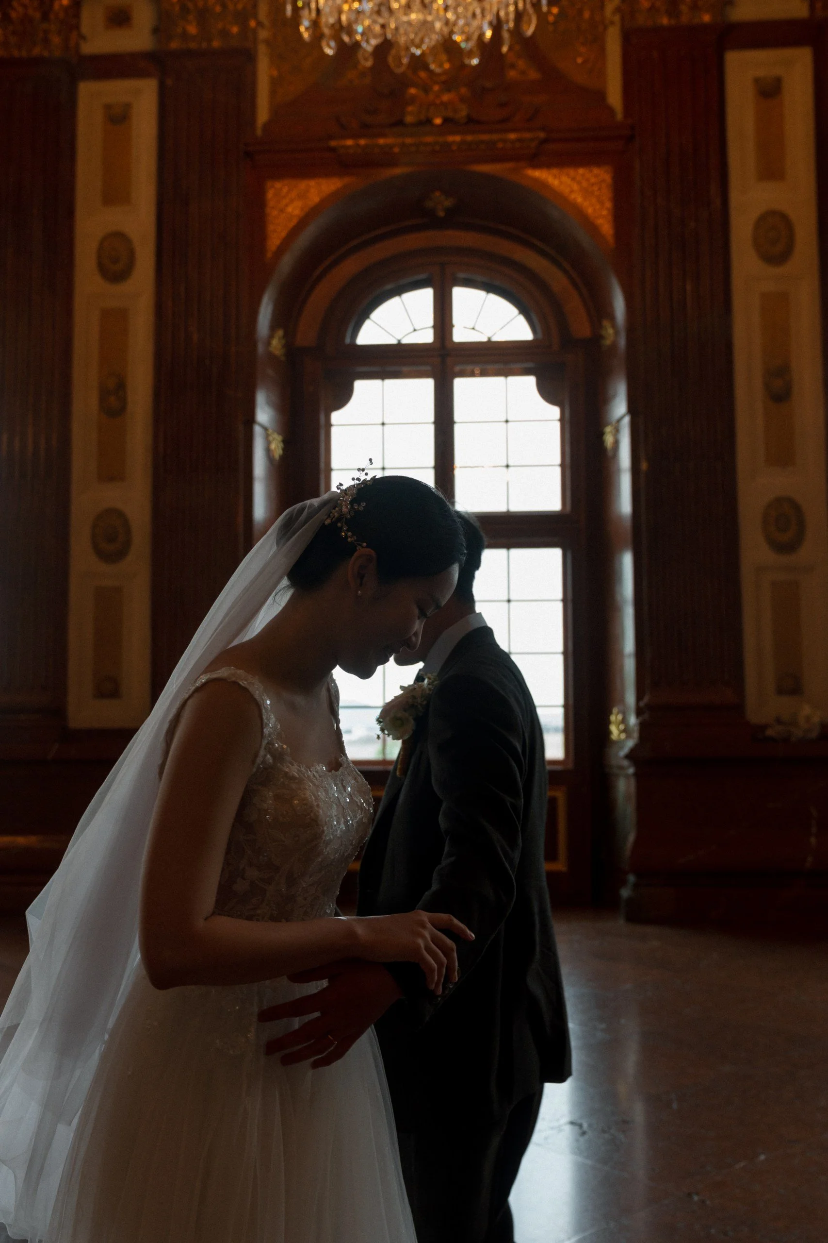 Elegant bride and groom portraits Belvedere Palace Vienna wedding Fine Events Vienna