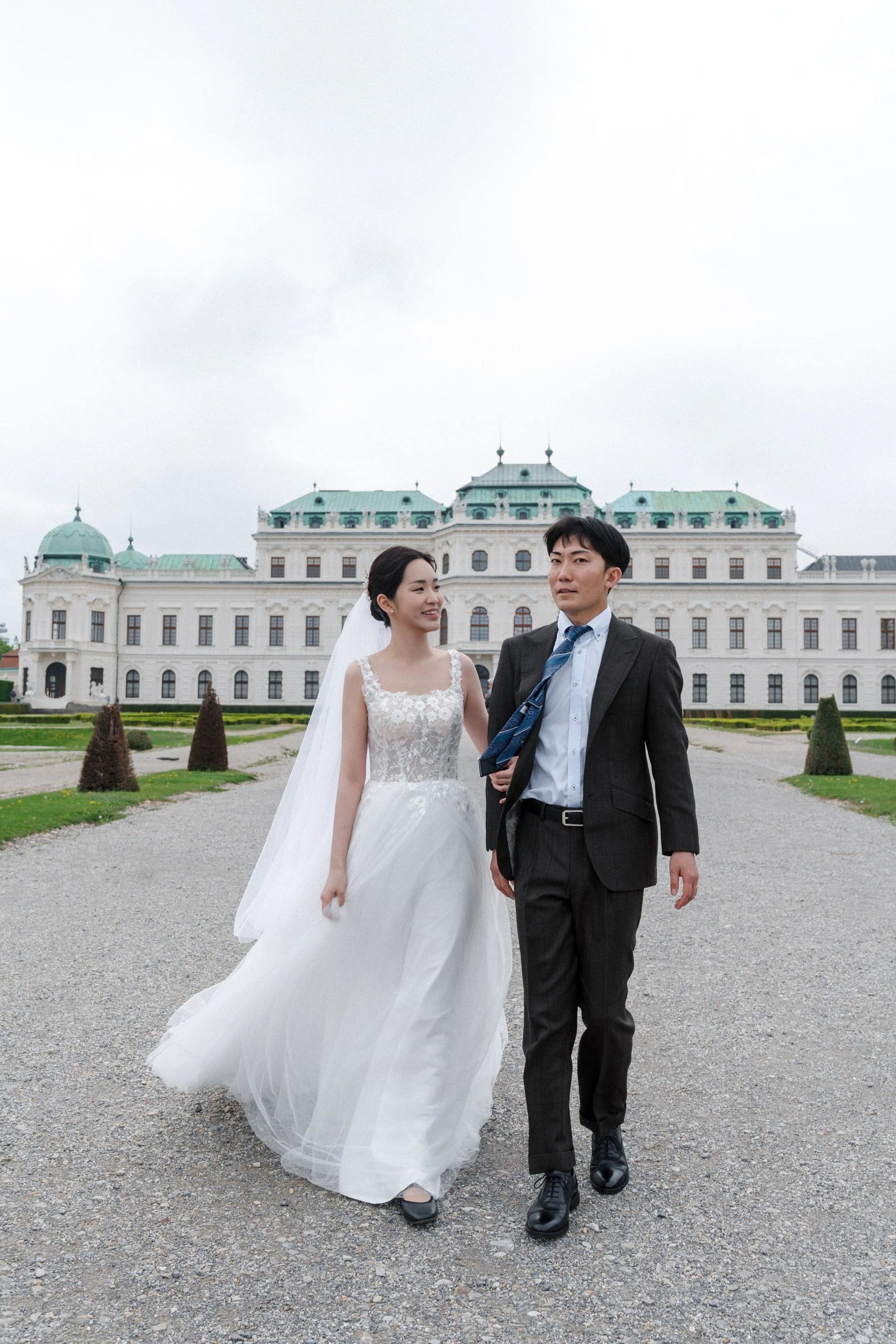 Romantic couple Belvedere Palace Vienna elopement Fine Events Vienna