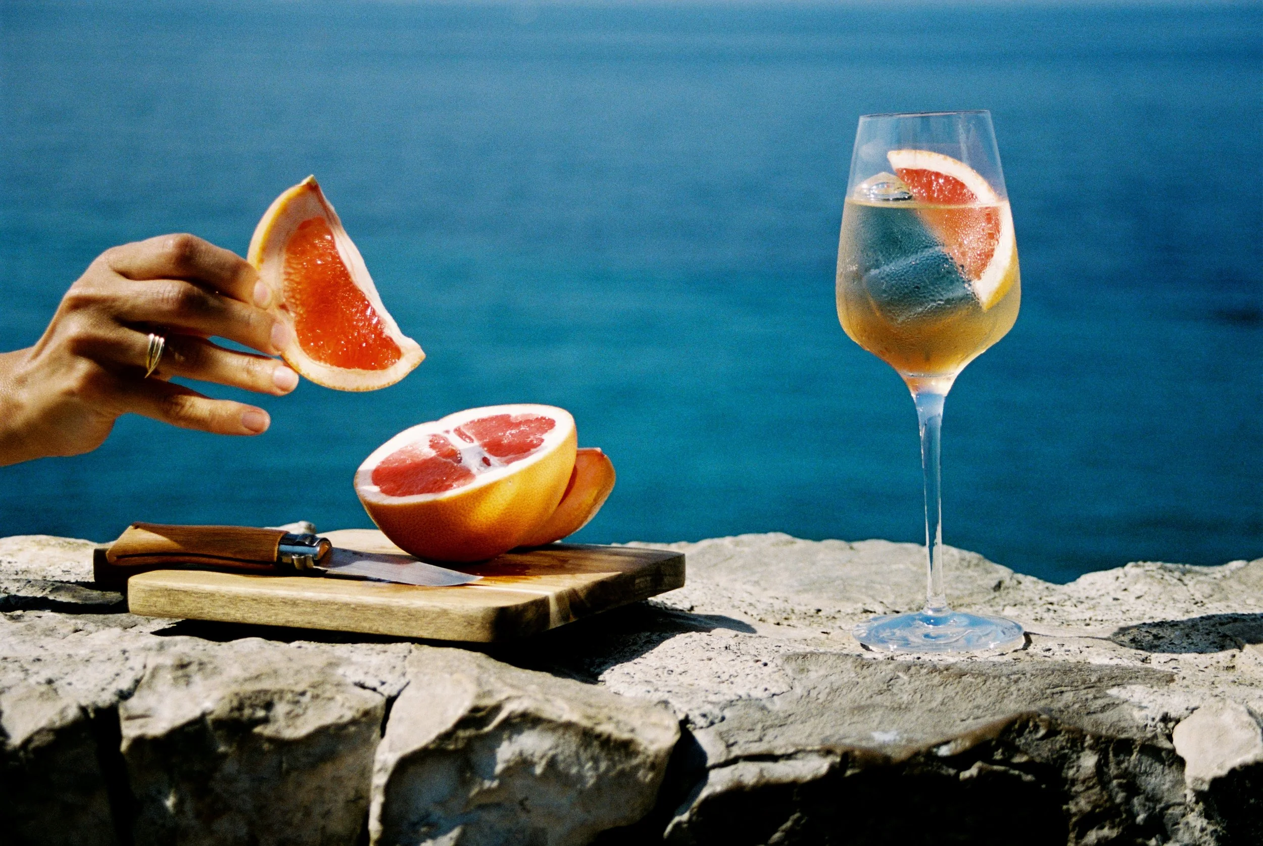 A glass of alcohol-free Volée Spritz aperitif