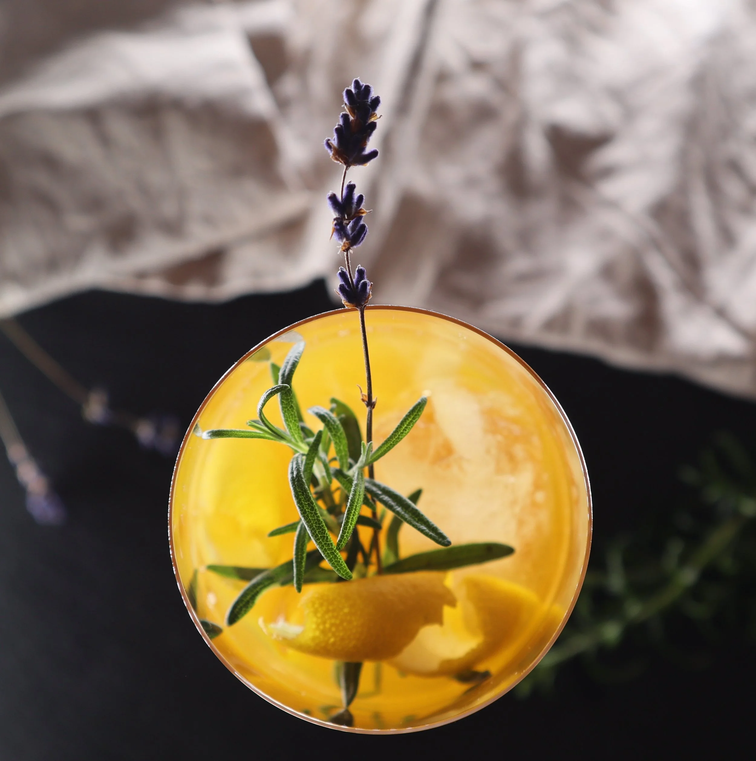 A glass of alcohol-free Franz von Fein Bernstein Spritz aperitif