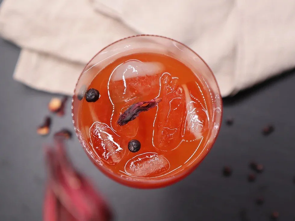 A glass of alcohol-free Franz von Fein Rubin Spritz aperitif