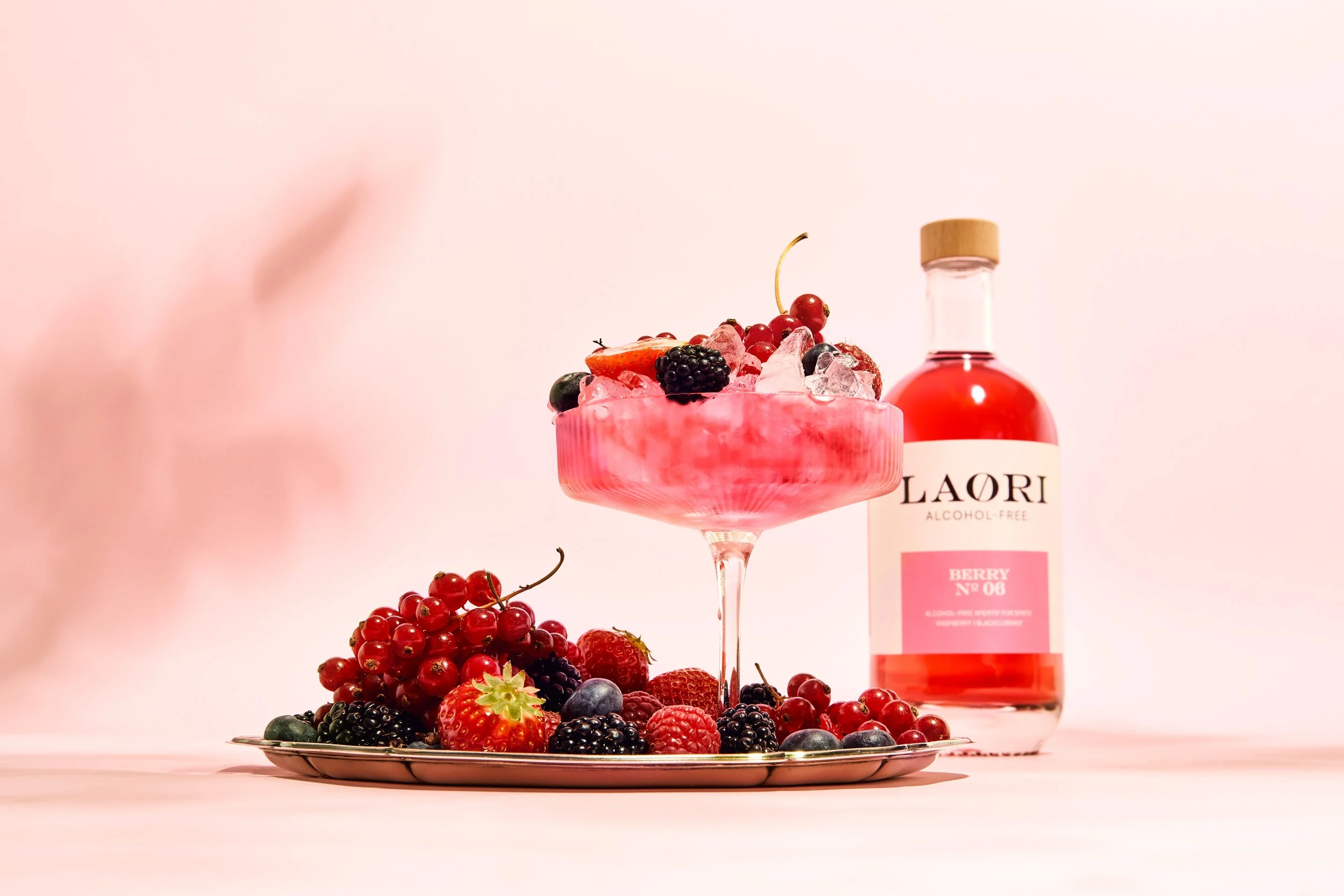 Laori Berry No. 06 alcohol-free aperitif bottle with berry cocktail and fresh berries