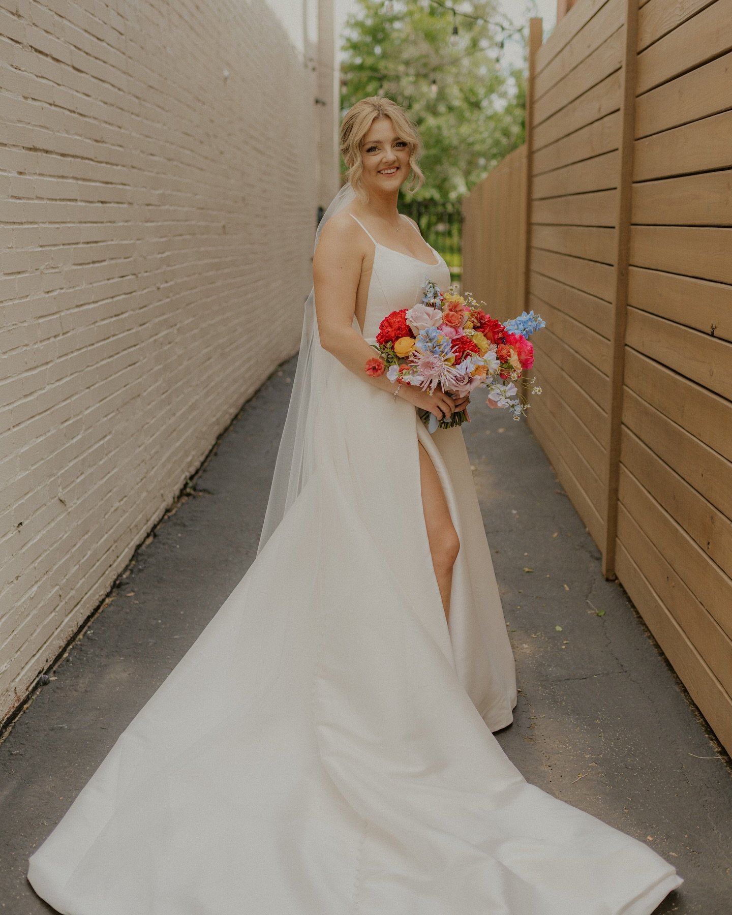 ✨ Bride Spotlight ✨

Logan brought effortless beauty to her wedding day look ✨💐 Her sleek gown and bold, colorful bouquet perfectly captured her unique style. Honored to have been part of such a stunning celebration 🤍

📷: @dilanandemma 

#stlweddi