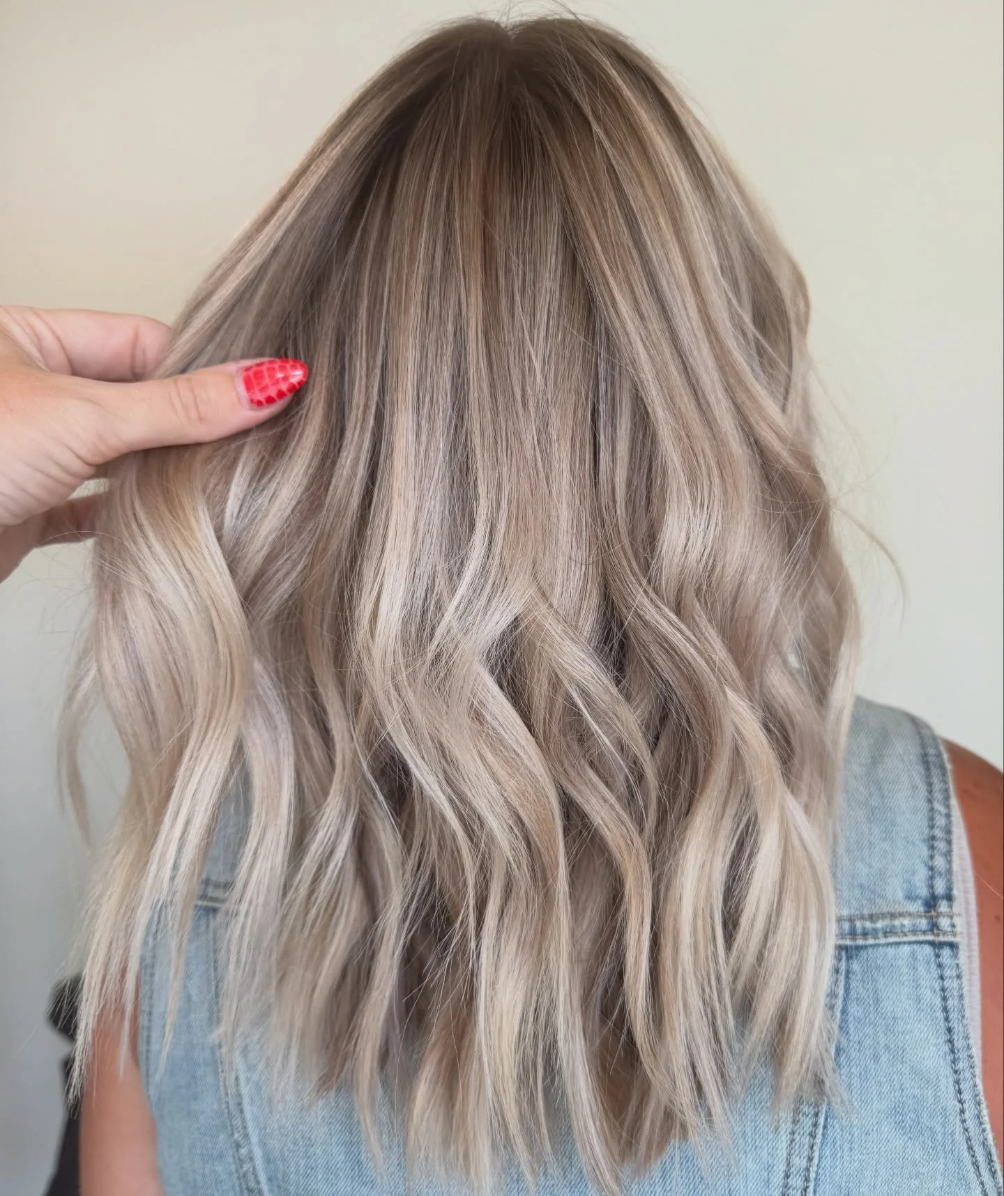 Officially spring&hellip; and I am here for all the lighter, brighter hair requests ✨☀️

If you&rsquo;ve never added lighter pieces before, maybe this is your sign! Even something as simple as a mini foil can completely refresh your look. Adding brig