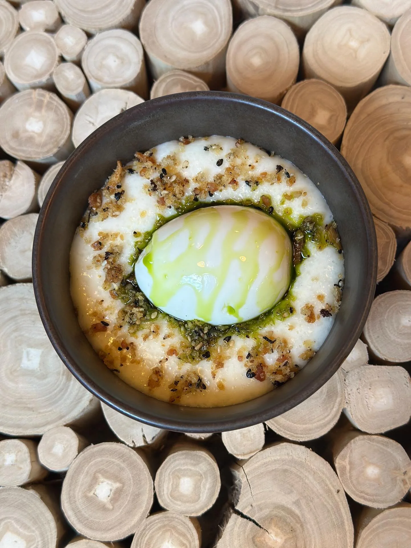 Tomorrow morning, get your butt&rsquo;s out of bed! Come celebrate our neighbors, @jenningsjava as they celebrate their 1 year anniversary from 7-3🎉 
In addition to some amazing coffee, and fun activities, we will be serving up some cheesy grits wit