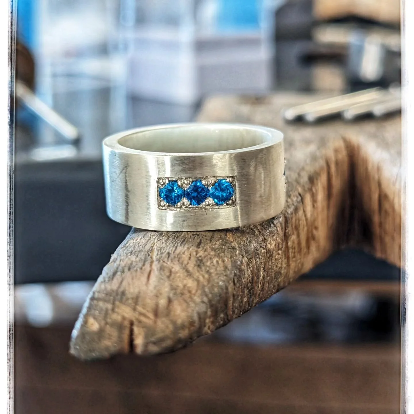 Had a great day in the beautiful countryside of @meonvalleystudio . Setting grain settings. 

#* #⭐#setting #stonesettingclass #stone #jewelleryclass #jewellerytips  #jewellerylove #jewellerytips #jewelleryworkshop #workshoplife  #benchpegselfie