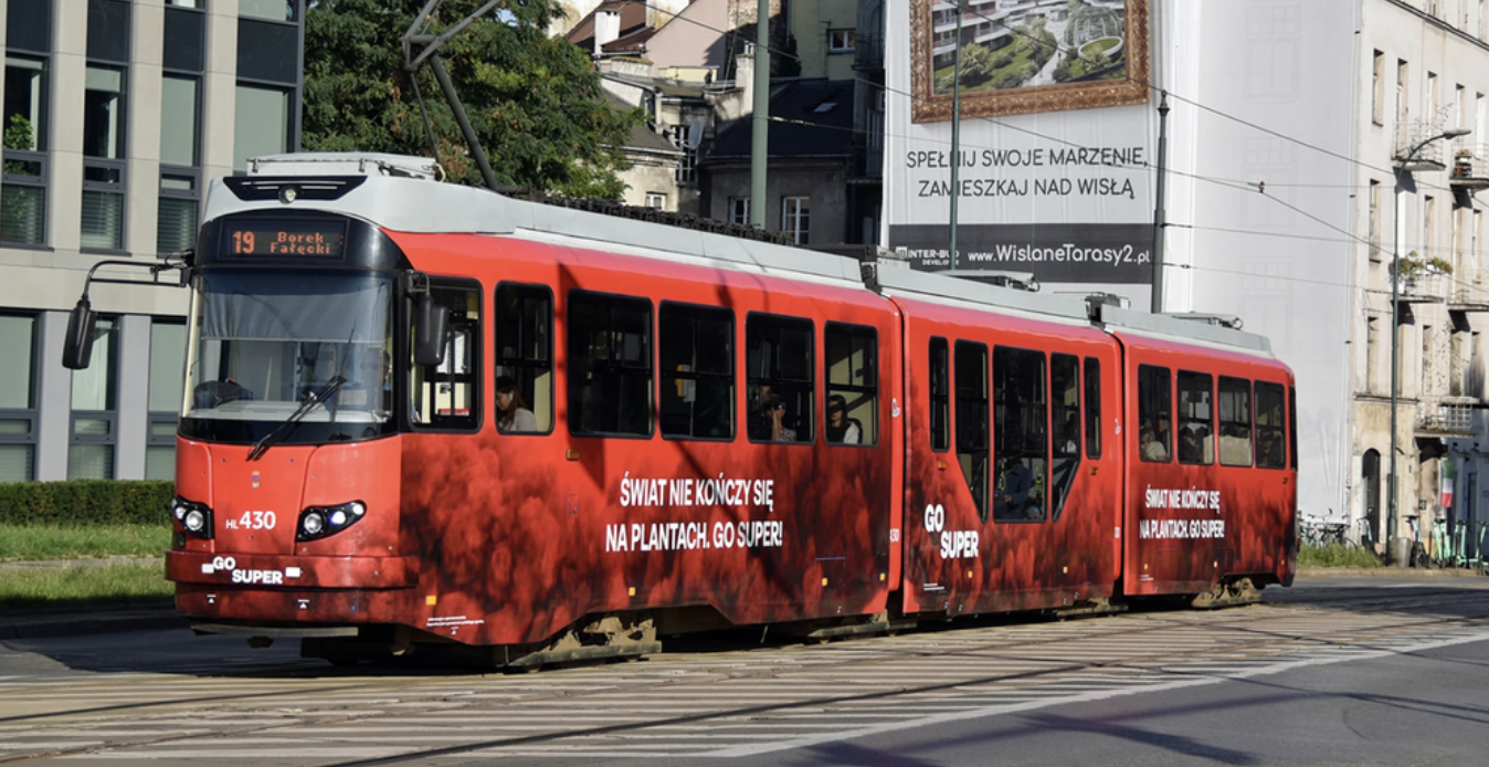 Formaty reklamy w pociągach i tramwajach – kompletny przewodnik