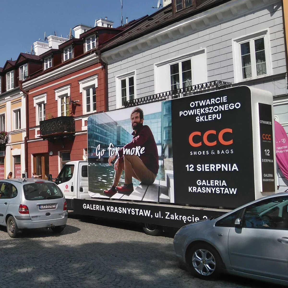 Jeden wyróżniający się billboard czy wiele mniejszych nośników?