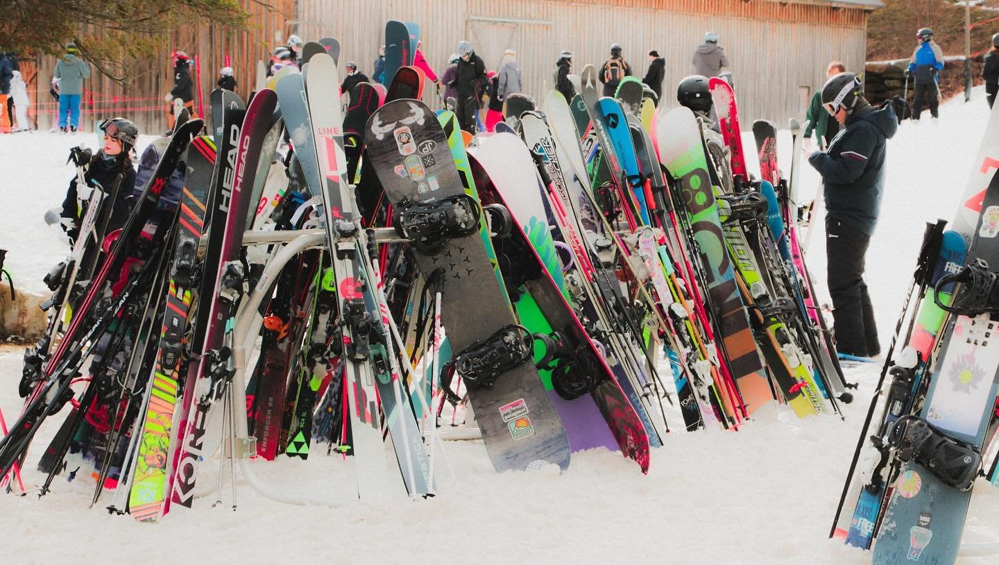 Mt.Snow in Vermont is a must visit next winter! The atmosphere, community and experience are unbeatable! P.S Skiing over snow boarding all day and you can&rsquo;t convince me 🙃 #filmphotography #connecticutphotographer #skiing #ski  #mtsnow #vermont