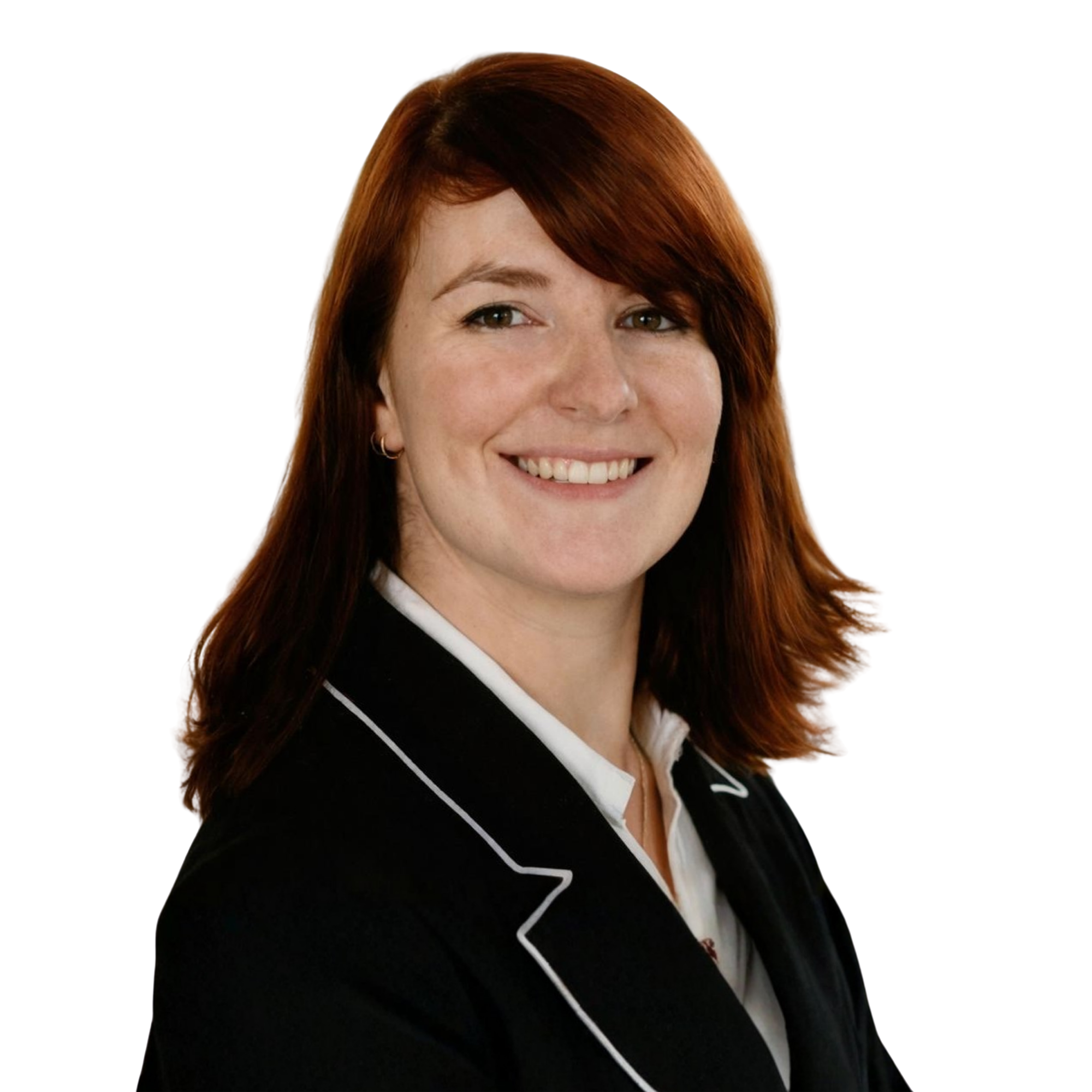 Une femme avec des cheveux roux, portant un uniforme noir et blanc, souriant, contre un fond blanc.