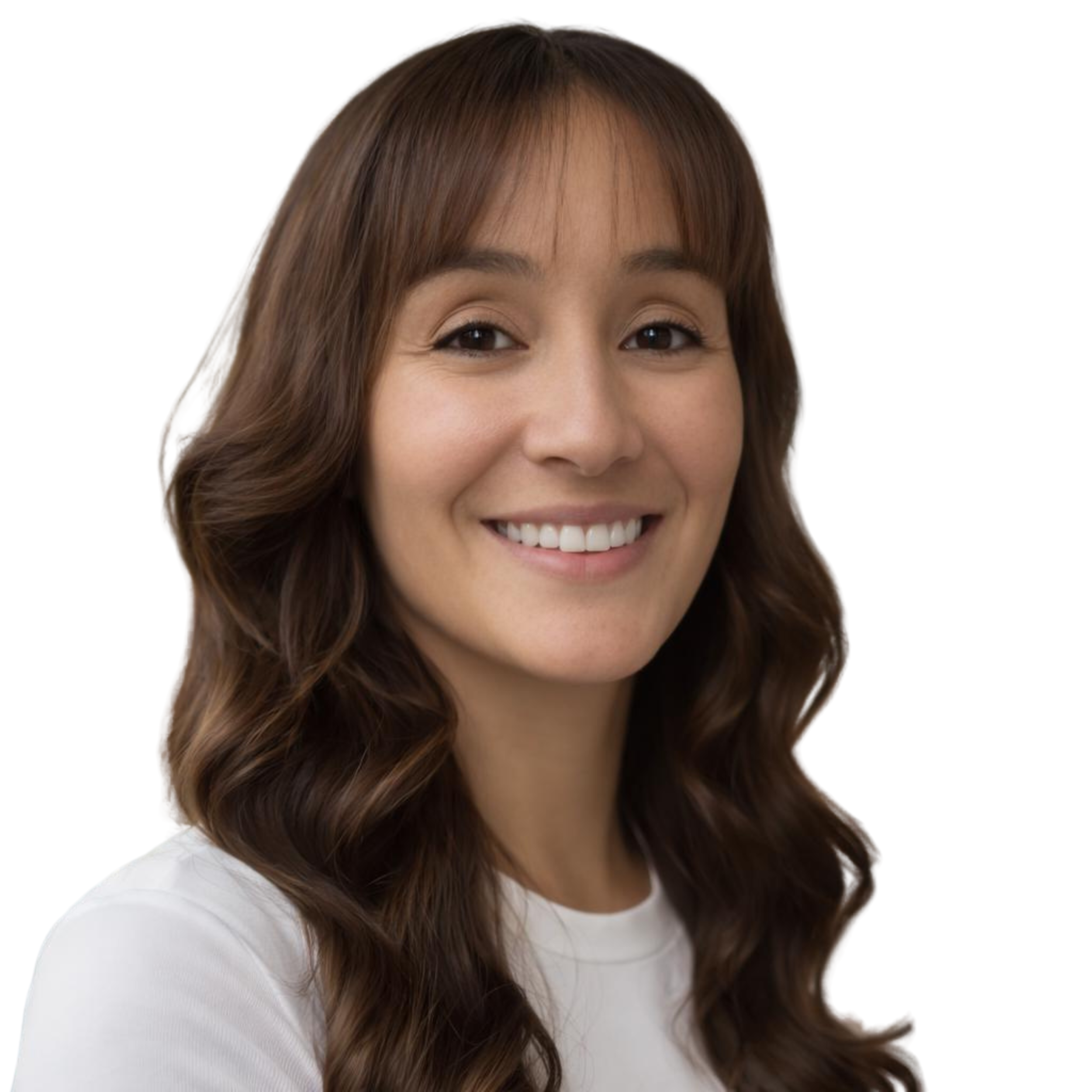 Visage d'une femme souriante avec des cheveux bruns coiffés en vagues, portant un t-shirt blanc, fond blanc.
