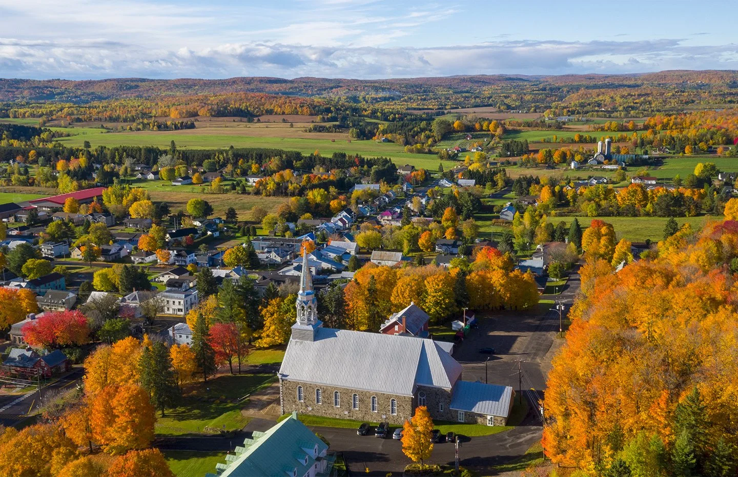 Paysage d'automne avec une église en pierre et des arbres colorés