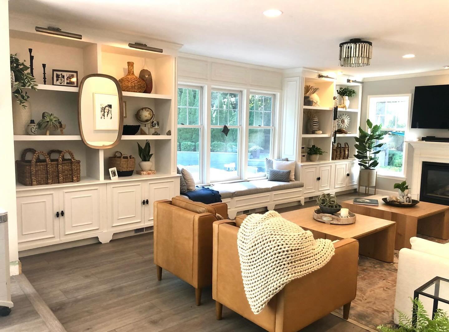 Family room spaces for family of 6 and two giant dogs&hellip; durable fabric is the name of the game over here. But what a bright, interesting space! The power of the design board of #edesign board showing what&rsquo;s to come! 

#westelmstyle #weste