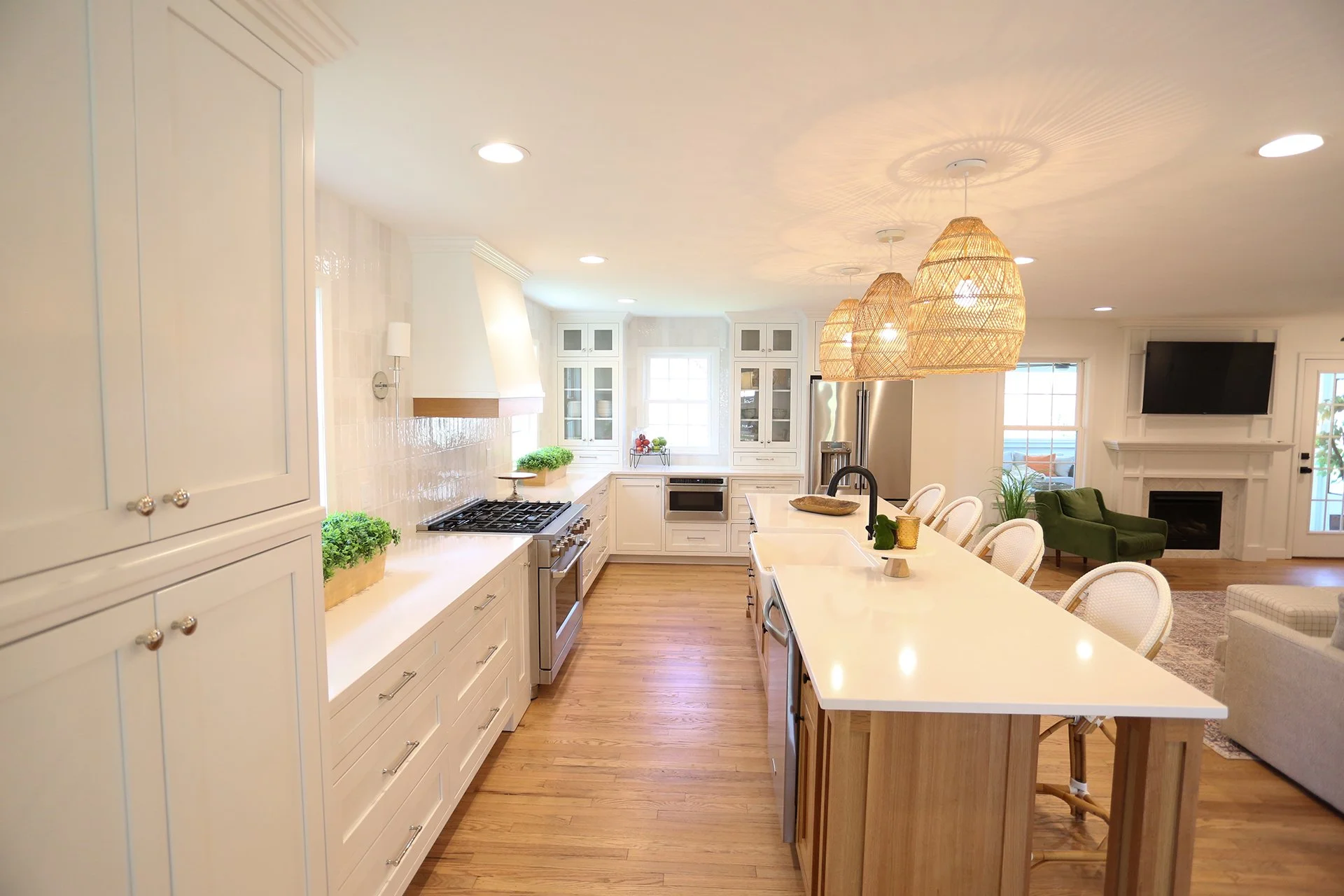 Light, Traditional Kitchen With An Open Plan Connection To The Living Area Kitchen Remodel by 5stone Construction project photo 2