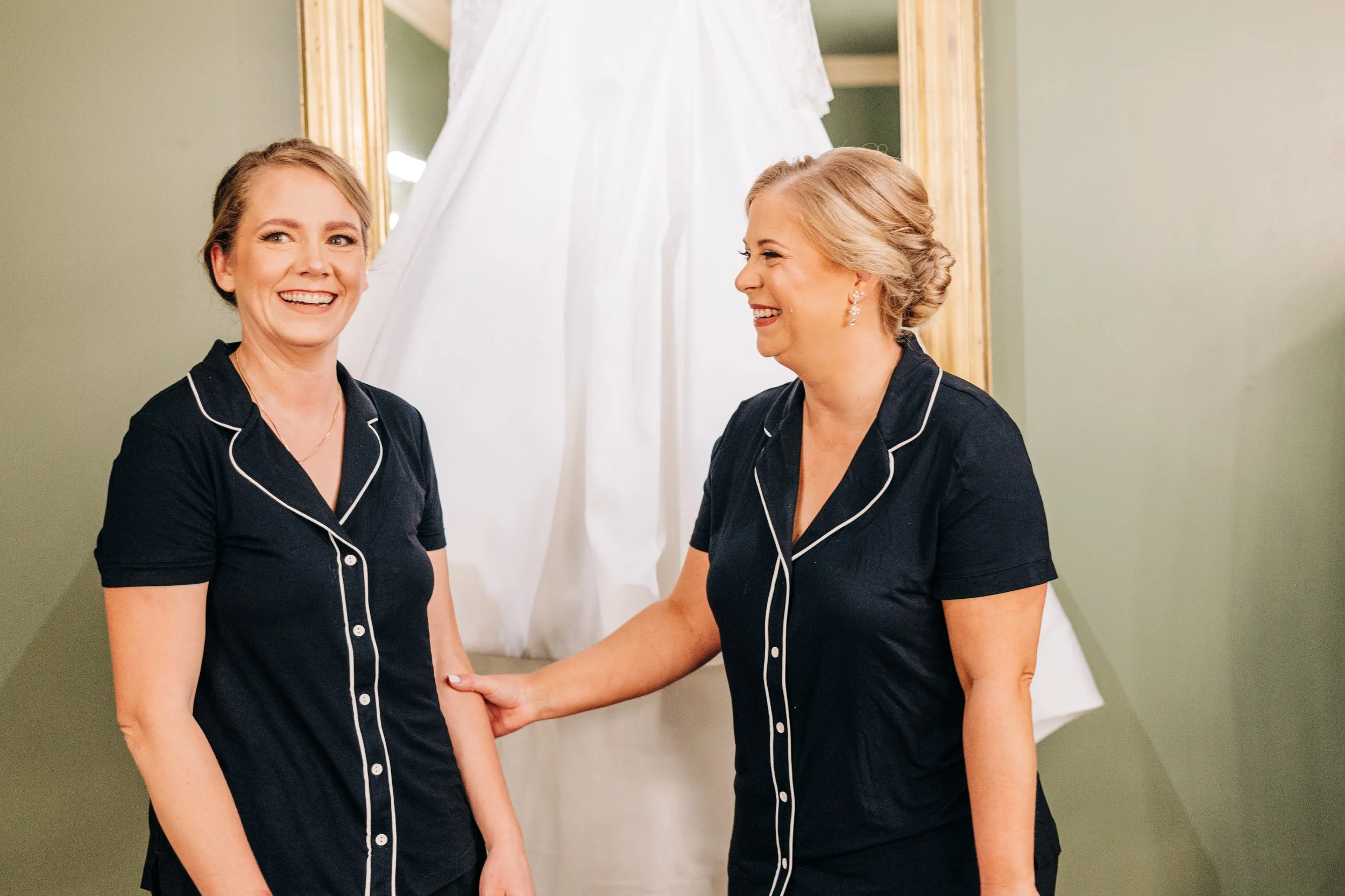 bride and maid of honor in their pajamas in the bridal suite at the neptune at houmas house baton rouge, houmas house brides, houmas house wedding photography, brides getting ready photos, sarah shaw