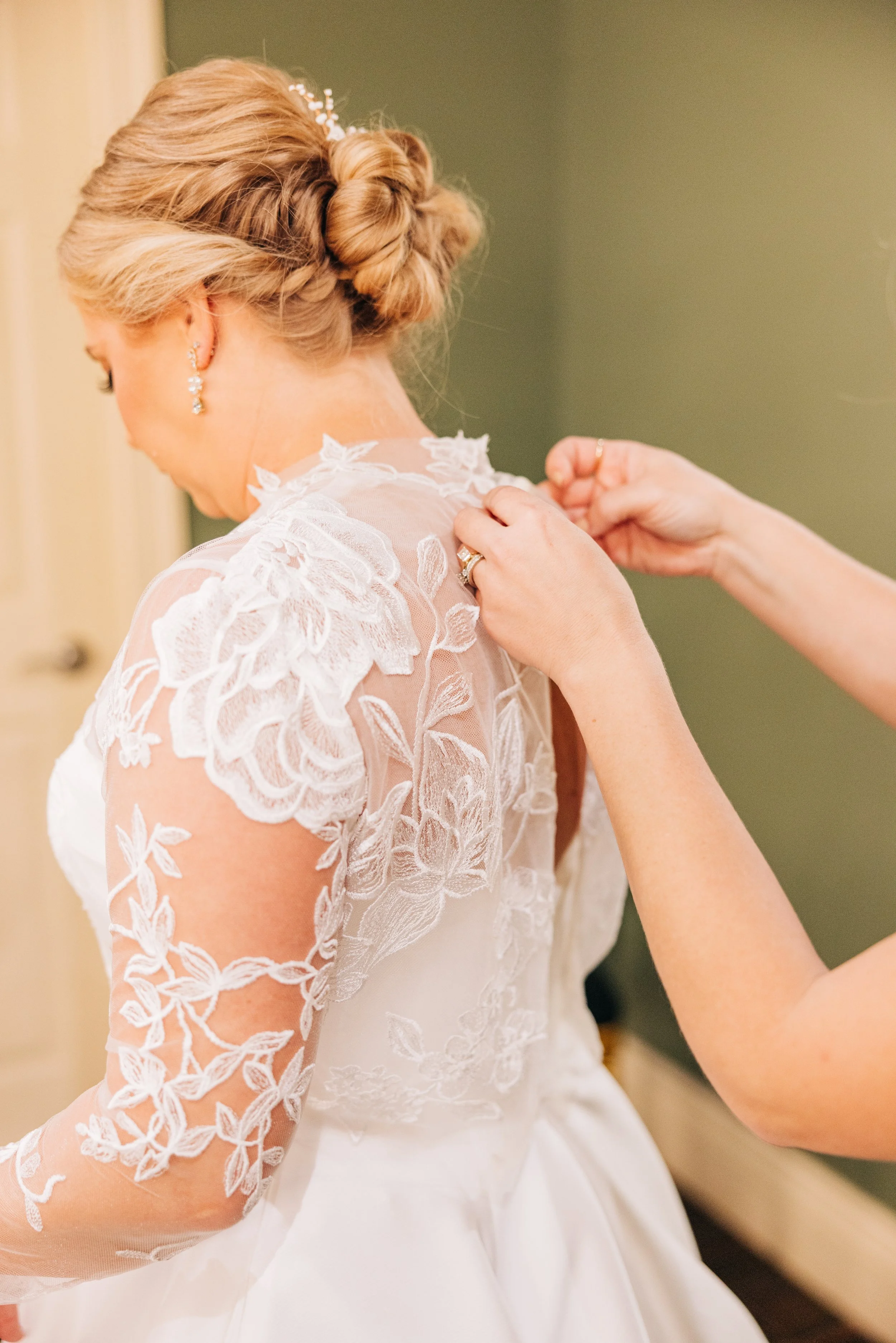 bride putting on her wedding dress in the bridal suite at the neptune at houmas house, houmas house wedding photography, baton rouge wedding photography, sarah shaw photography