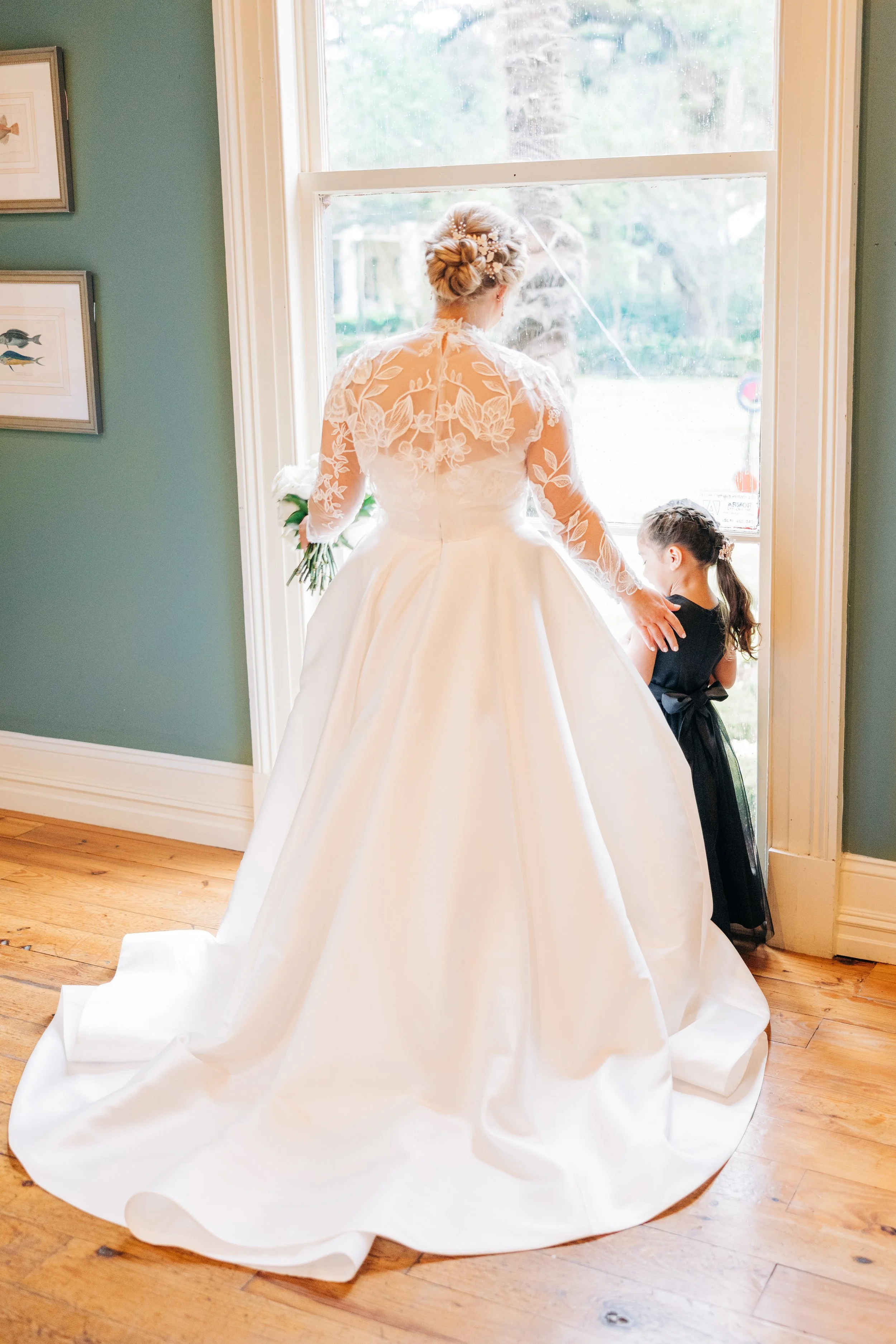 bridal portrait with flower girl at houmas house baton rouge, baton rouge wedding photography, sarah shaw photography