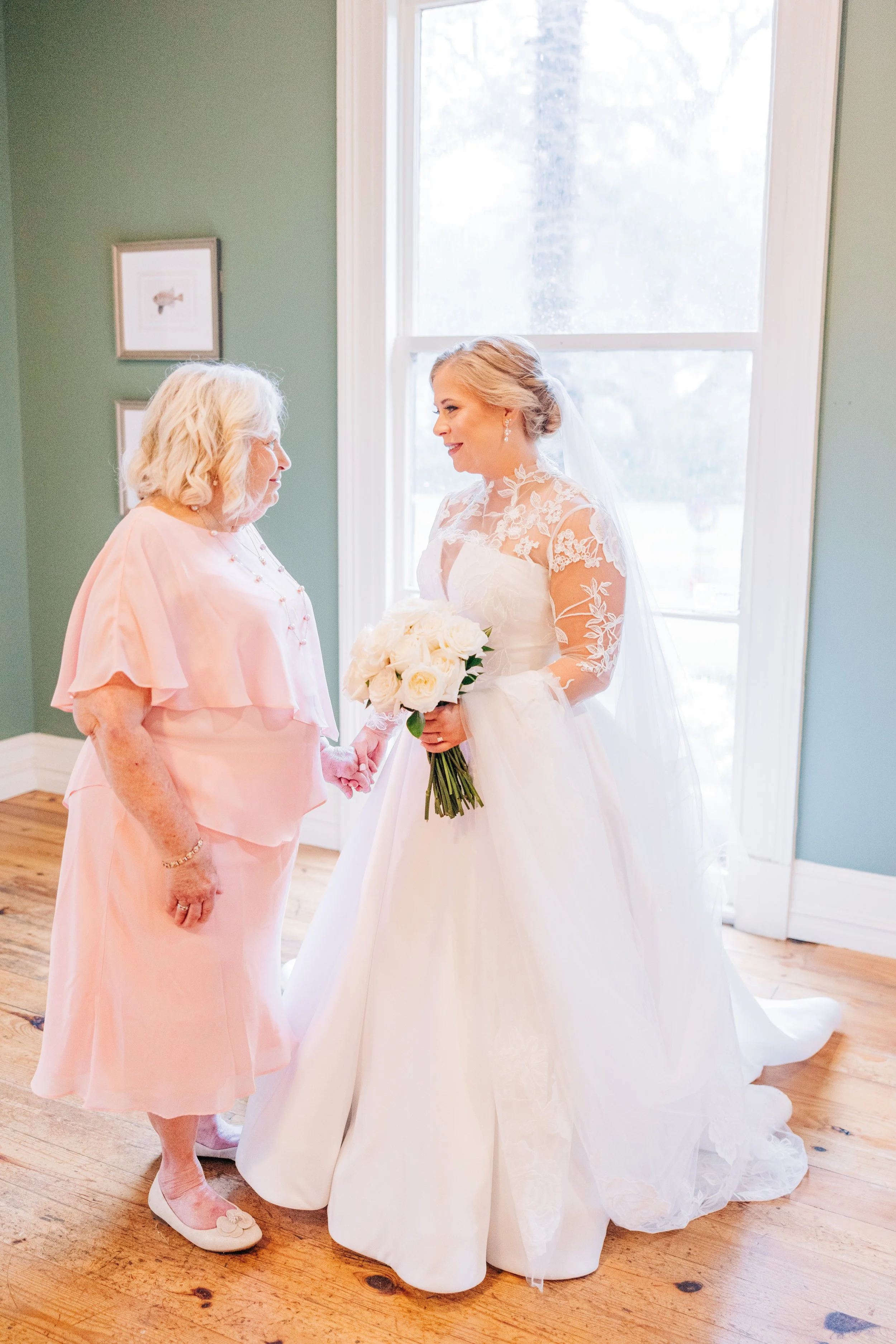 bride and mother of the bride, bridal portraits at houmas house baton rouge, baton rouge wedding photography, sarah shaw photography