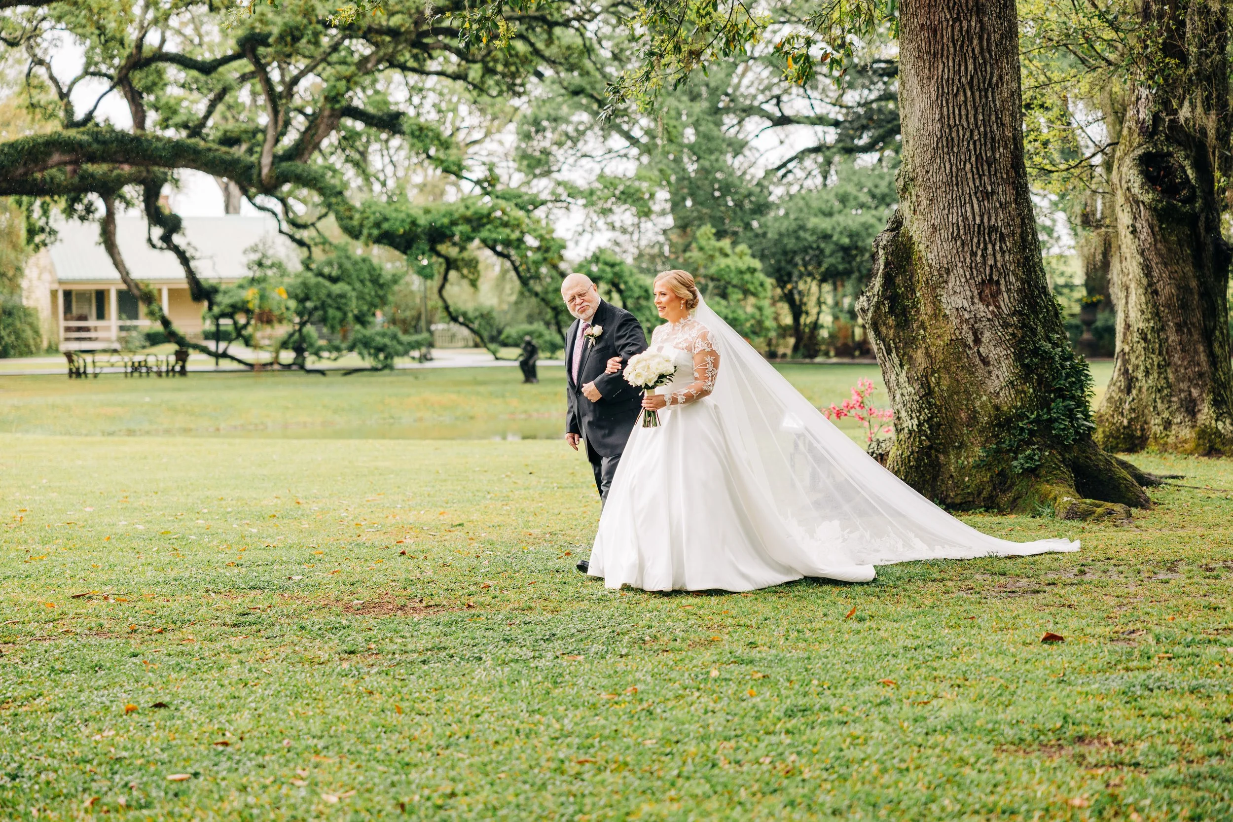 bride and father walking down the aisle at houmas house, houmas house weddings, baton rouge wedding photography