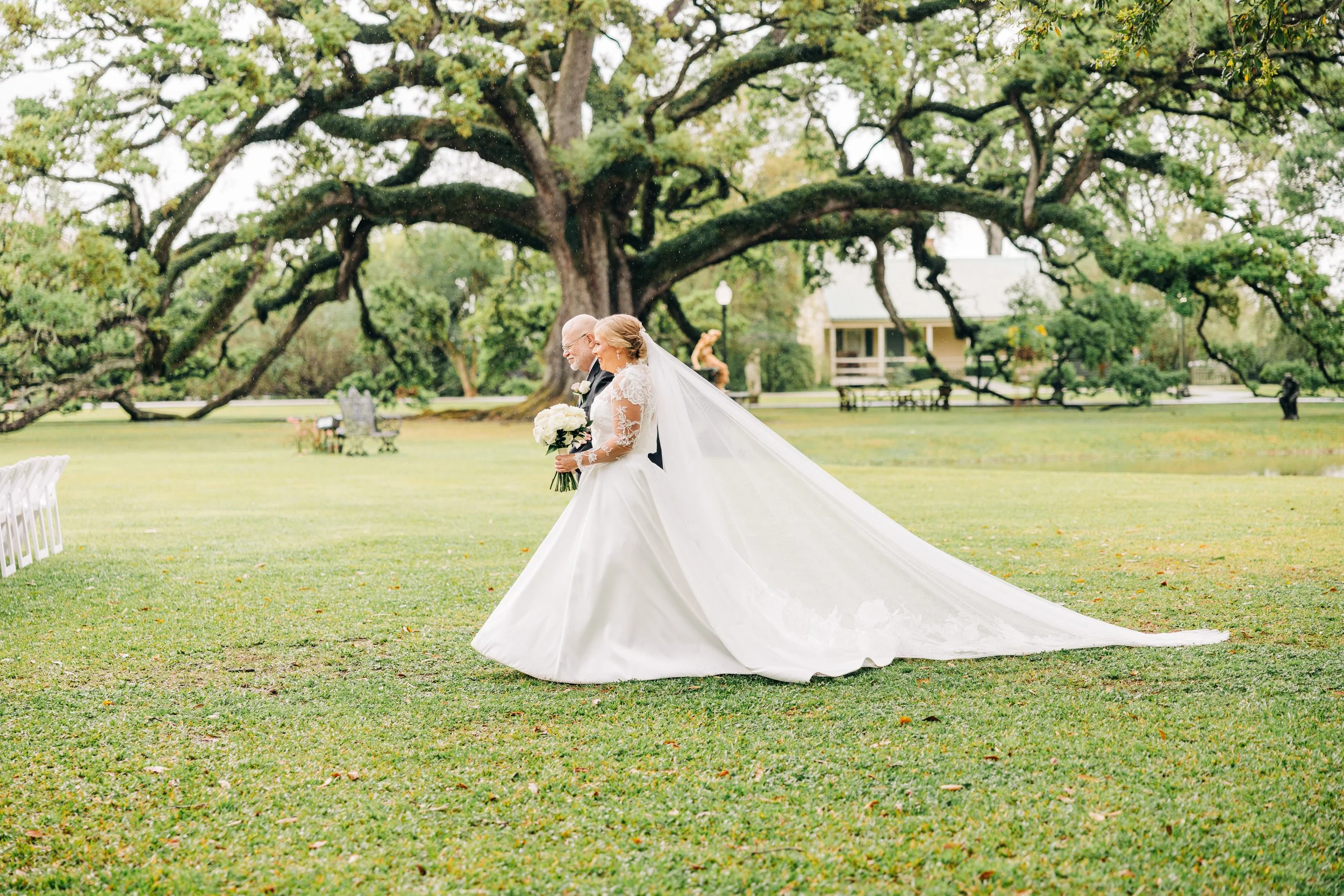 bride and father walking down the aisle at houmas house, houmas house weddings, baton rouge wedding photography