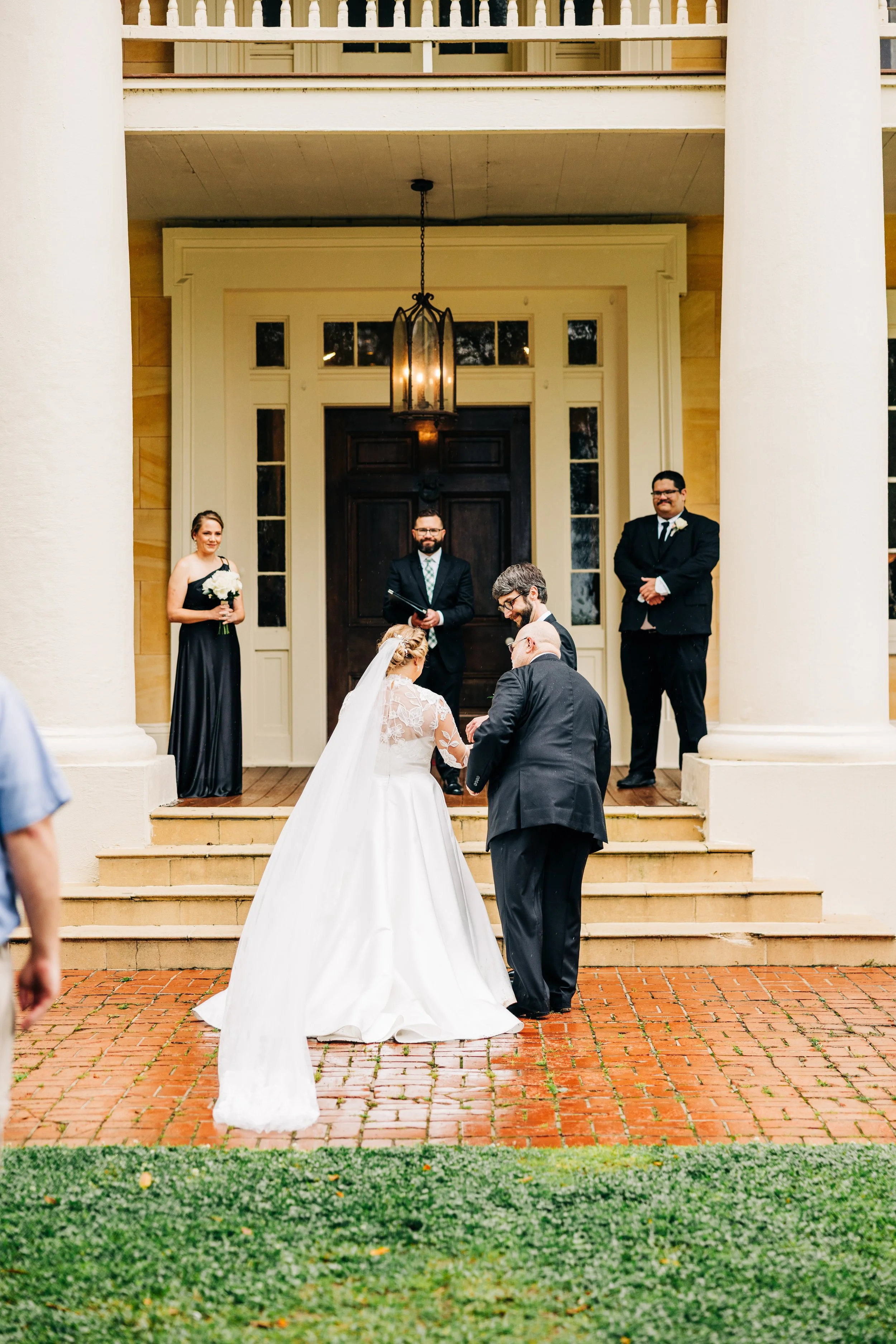 bride and father walking down the aisle at houmas house, houmas house weddings, baton rouge wedding photography