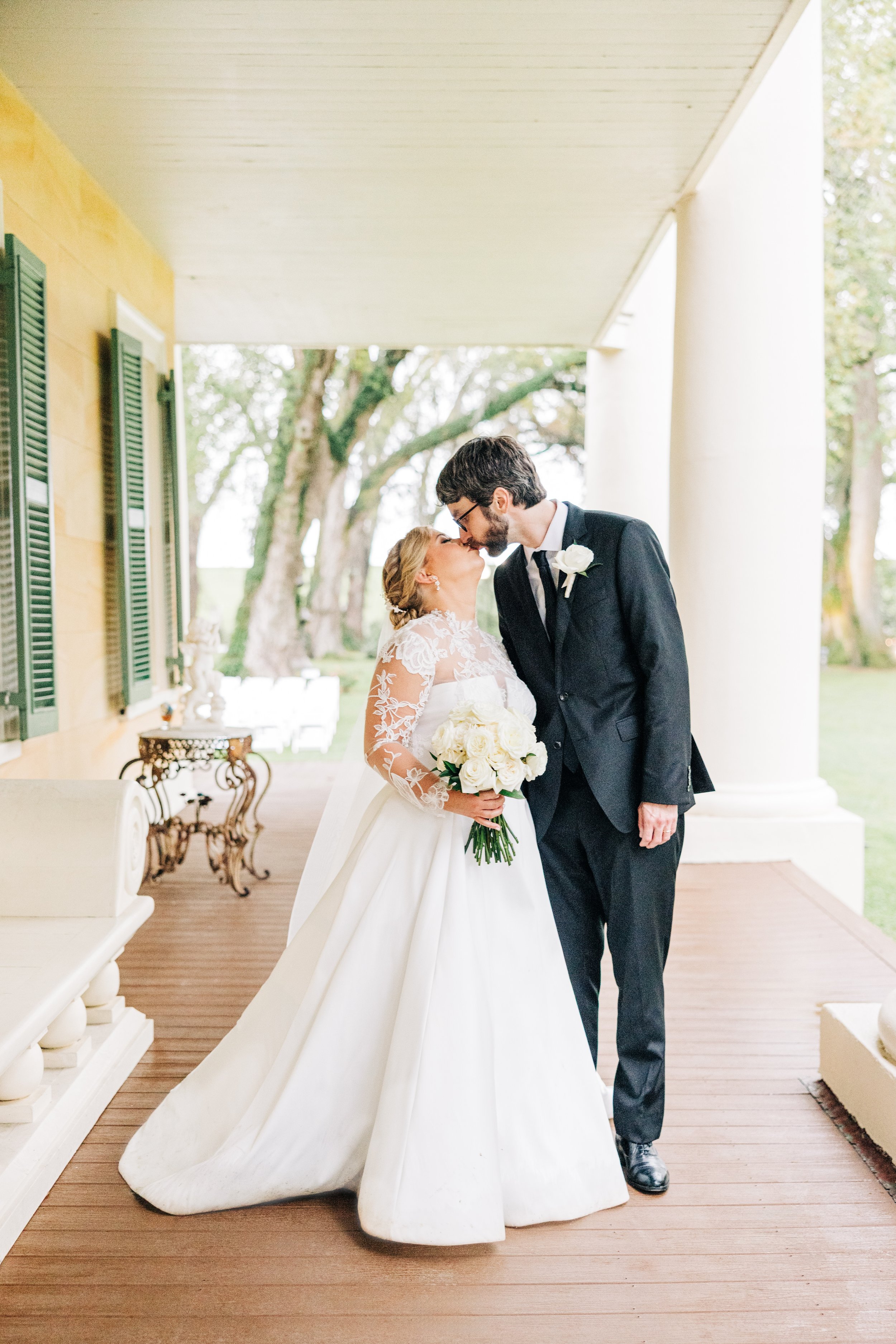 bride and groom portraits on the porch at houmas house baton rouge, baton rouge wedding photography