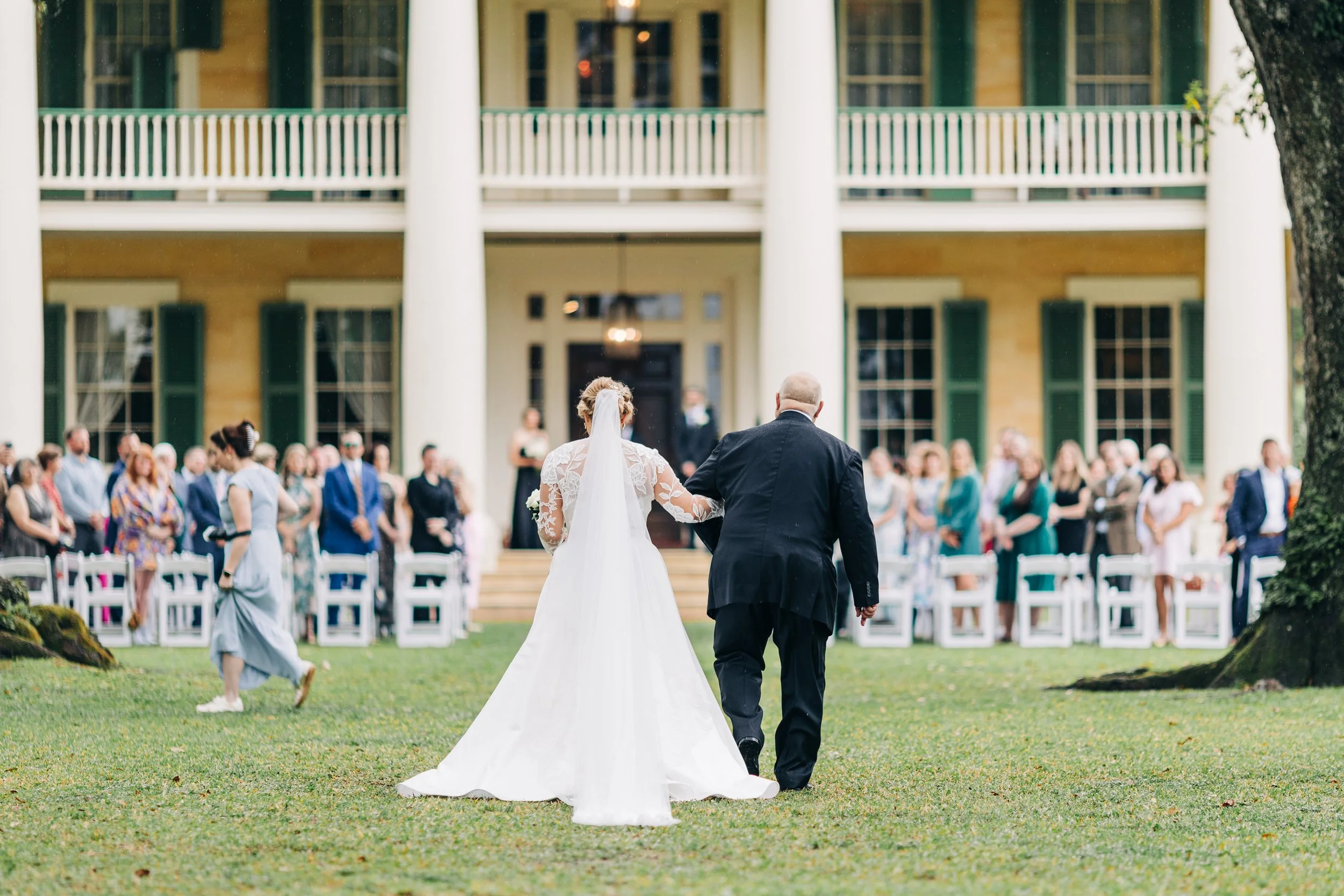 bride and father walking down the aisle at houmas house, houmas house weddings, baton rouge wedding photography