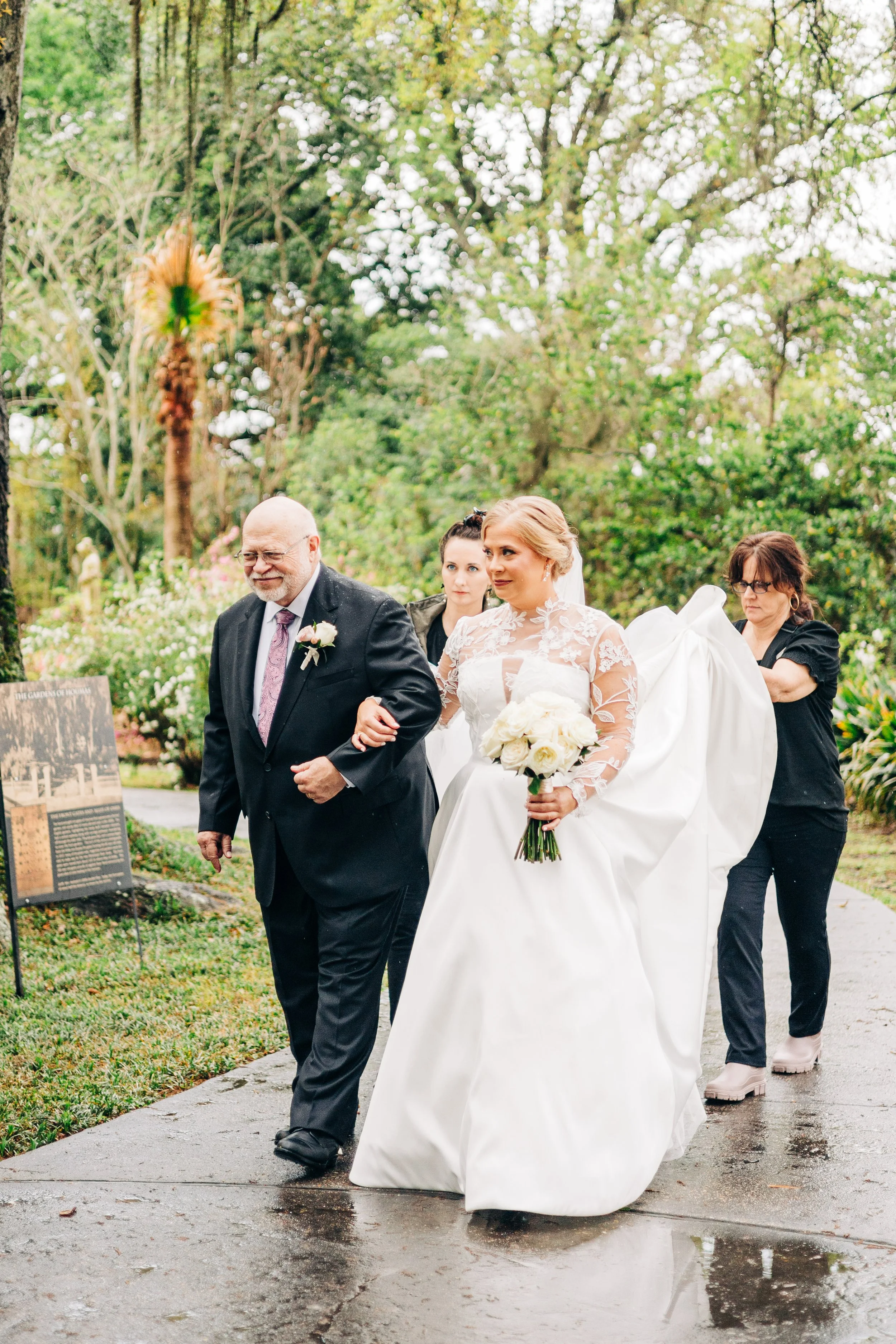 bride and father walking down the aisle at houmas house, houmas house weddings, baton rouge wedding photography
