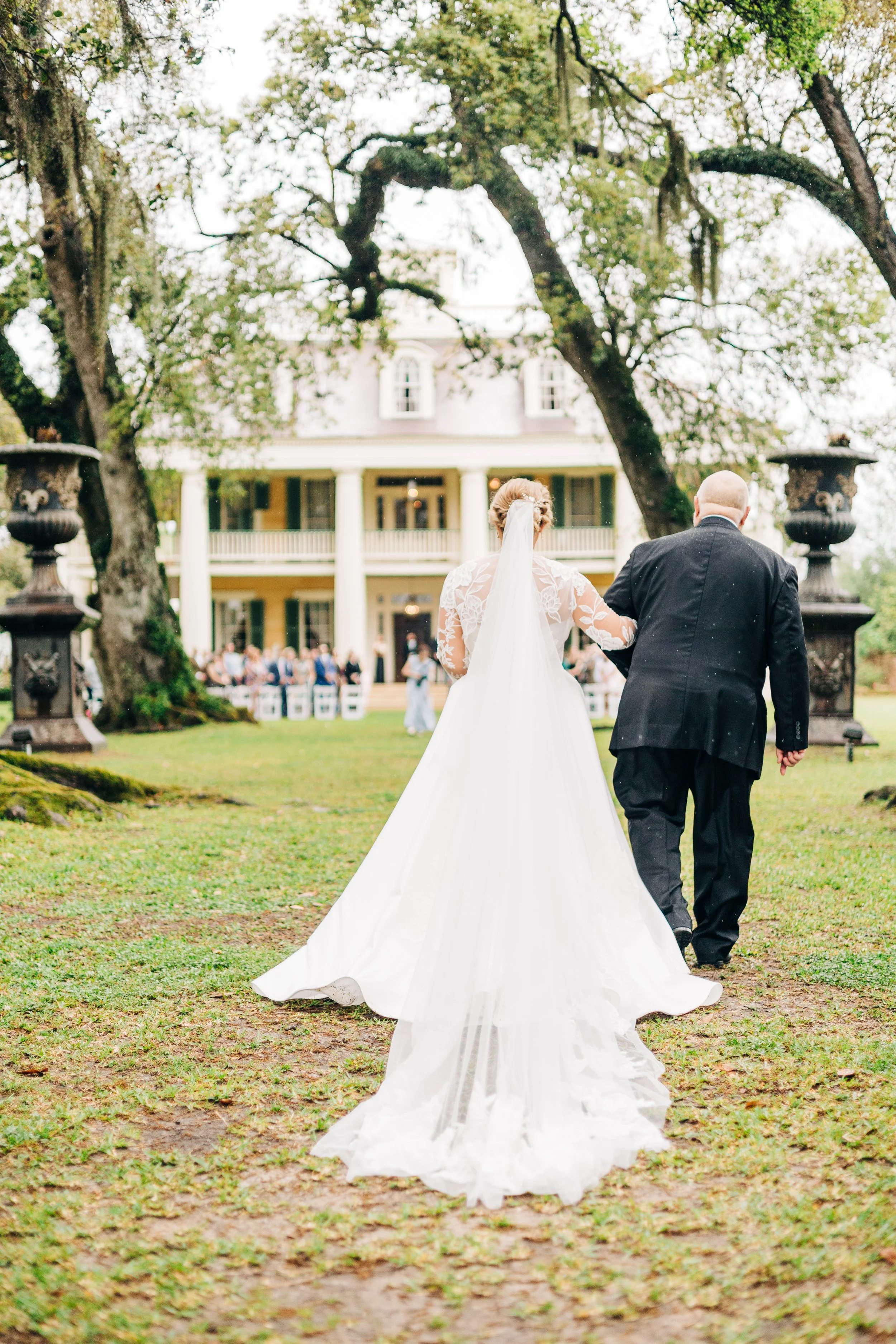 bride and father walking down the aisle at houmas house, houmas house weddings, baton rouge wedding photography