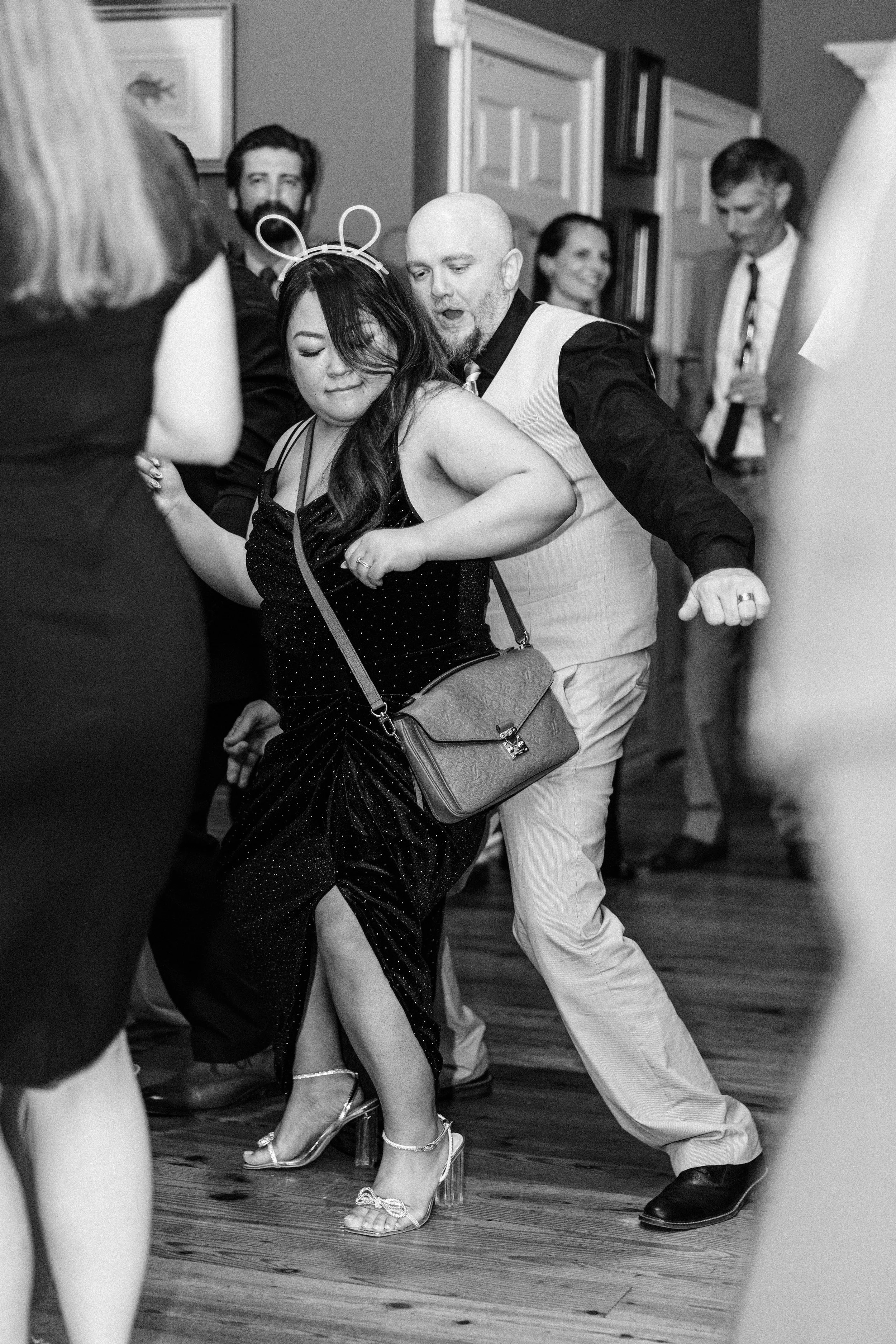 couple dancing at wedding reception at the neptune at houmas house, indoor wedding reception houmas house, the neptune, baton rouge wedding photography