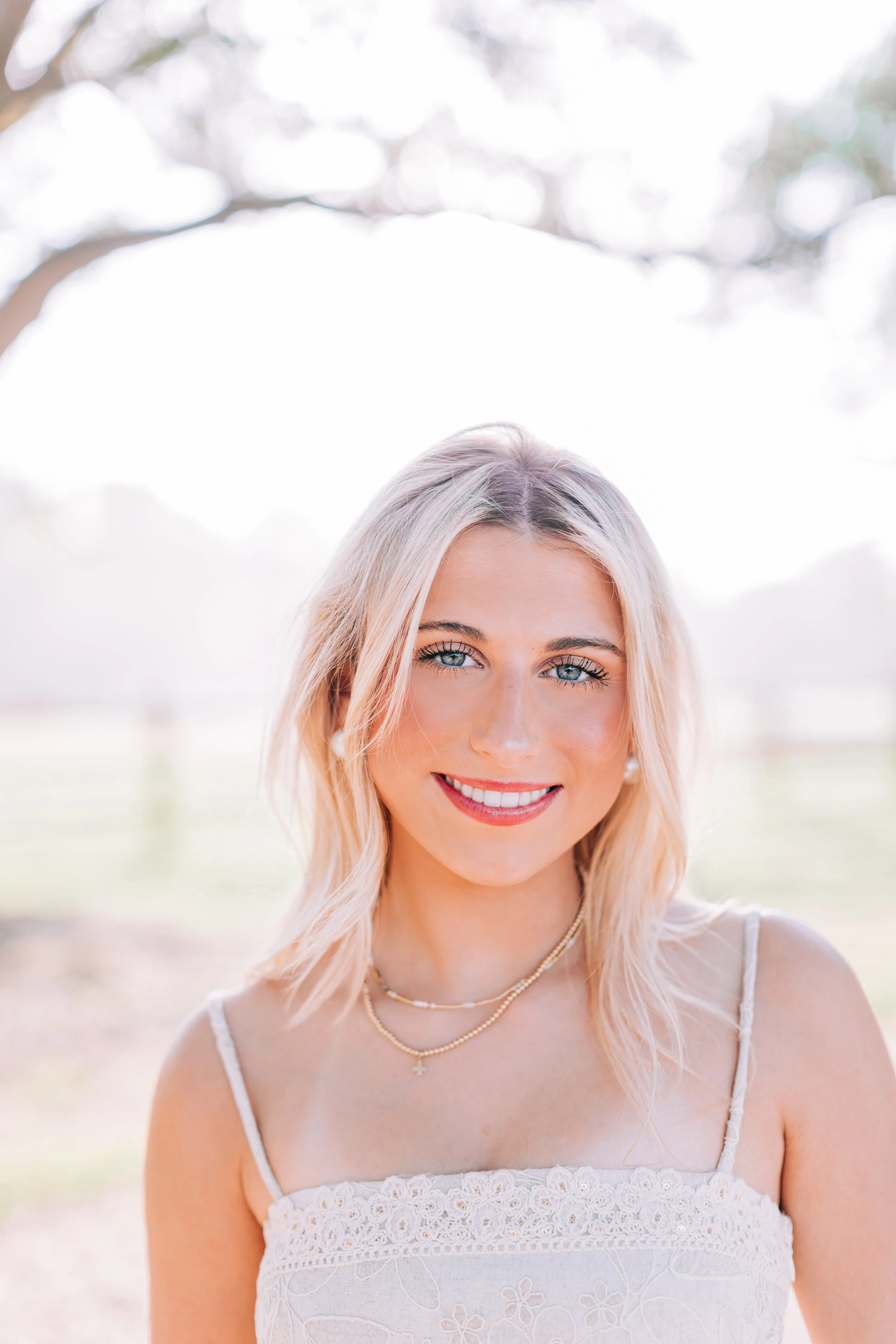 baton rouge senior portraits at burden gardens, blond haired girl close-up with lots of light, light and airy, bright and vivid senior portraits