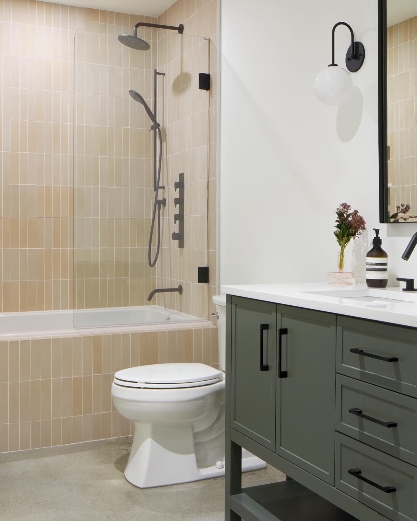 I didn&rsquo;t know a pink bathroom was on my design bucket list, but it turns out it was&hellip; and in a primarily boy use bathroom at that! Talk about fun clients. I love the play between masculine and feminine in this basement bath.

📸: @virginm