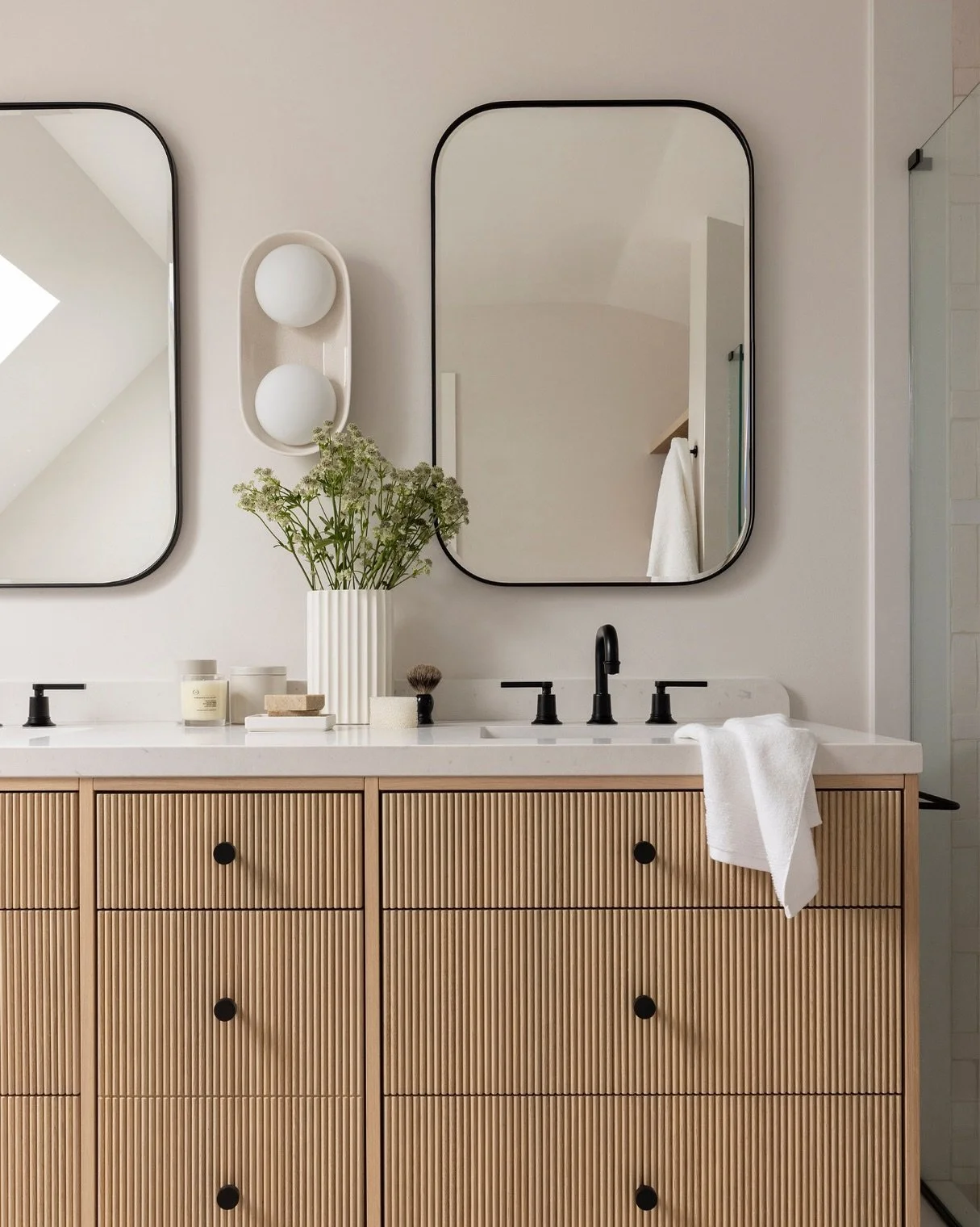 A full house renovation with heart, function, and flow. So grateful to bring this house fully into its next chapter.

Photography: @kerri.torrey 

#torontointeriors #homegoal #interiordetails #bathroomgoals #interiordesigninspo #neutral #homerenovati