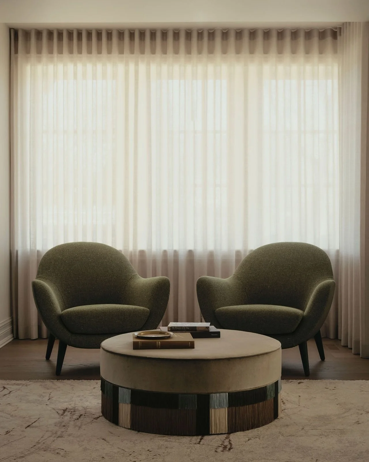 Custom doesn&rsquo;t have to mean complicated. It just has to feel like it belongs - comfortable, considered, and made for the way you actually live.

Photography: @patrickbiller 
styling : @_meandmo_ 

#interiordesign #homegoals #torontointeriors #c