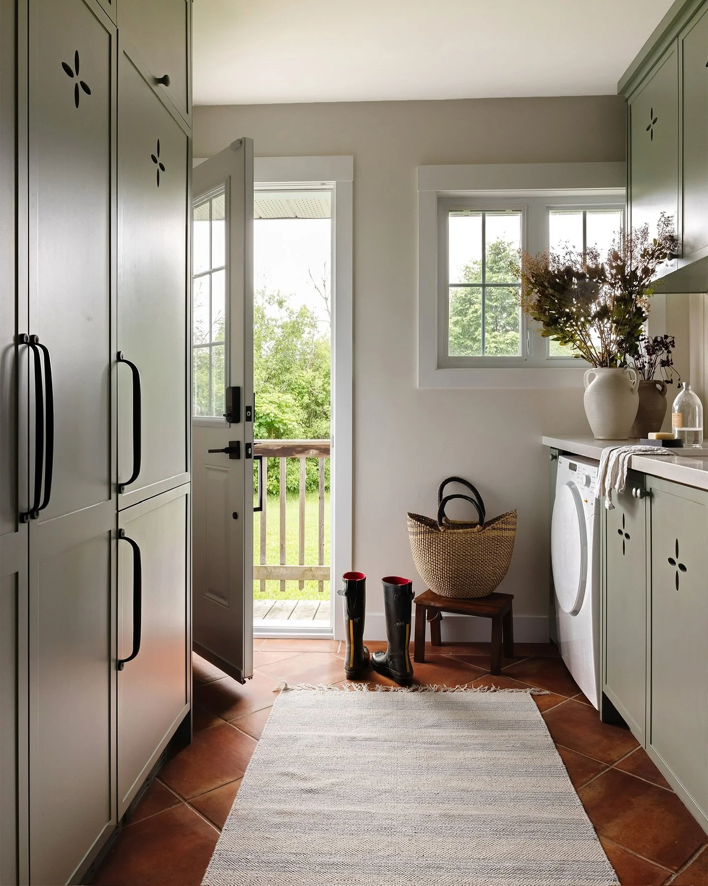 A great mudroom is hard to beat. Especially when we are in the muddy season. This combo mudroom, laundry, pantry, has it all - and looks cute doing it. 

📸 @kerri.torrey 

#mudroom #dreamhome #torontointeriordesign #interiordesignideas #neutralhome 