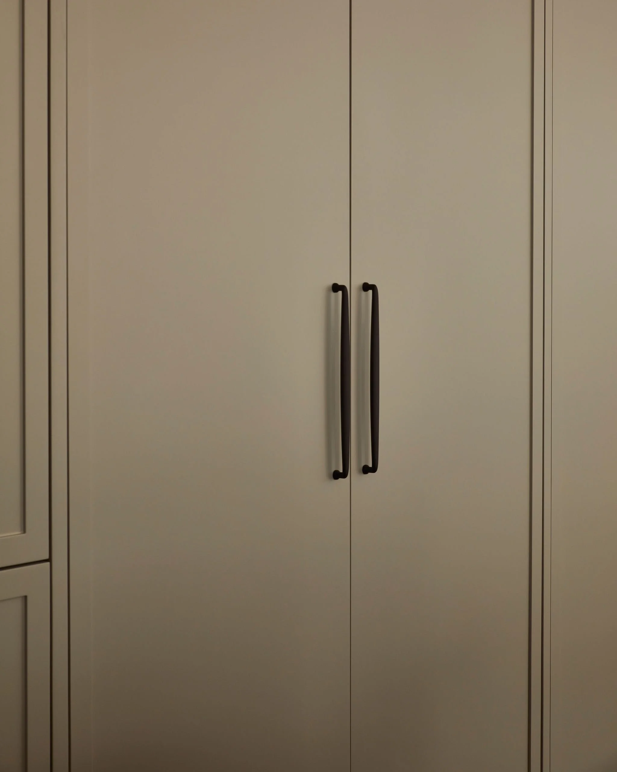 unionville-shaker-cabinet-detail-matte-black-hardware-megan-crosbie-design.jpg