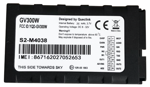 Etiqueta de un componente electrónico GVC300W de color blanco con información técnica, código de barras y advertencias.